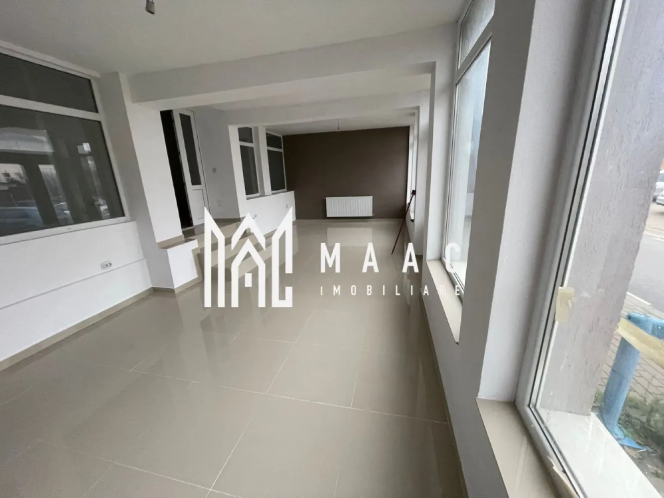 Spațiu Comercial la Cheie I 180 mp I Pianu de Jos I Lângă Terenul de Golf - MAAC Imobiliare vă oferă spre vânzare un spațiu comercial finalizat „la cheie”, amplasat în comuna Pianu de Jos, județul Alba, într-o zonă cu vizibilitate excelentă și potențial comercial ridicat. Proprietatea beneficiază de acces rapid către două repere majore: terenul de golf „Paul Tomiță”, aflat la aproximativ 2,5 km, și autostrada A10, situată la doar 3 km, asigurând conexiune directă atât cu Alba Iulia, cât și cu restul județului.

Caracteristici ale proprietății
Suprafață utilă totală: 180 mp, împărțită în două spații distincte, fiecare cu carte funciară separată:
Corp 1: 120 mp
Corp 2: 60 mp
Spațiu predat la cheie, complet funcțional și conectat la toate utilitățile necesare (apă, gaz, curent, canalizare)
Peste 7 încăperi, oferind multiple posibilități de utilizare comercială sau administrativă
Posibilitate de recompartimentare, în funcție de nevoile viitorului proprietar
Hornuri funcționale, pretabile pentru instalarea de șeminee pe lemne — un avantaj rar care permite crearea unei atmosfere premium, ideale pentru activități turistice sau de servicii
Încălzire prin calorifere, alimentate de centrală termică proprie
Curte cu acces auto (potrivită pentru aprovizionare, parcare sau activități conexe)
Pivniță utilă pentru stocare, depozitare sau spațiu tehnic

Avantaje majore ale zonei
Apropierea de Clubul de Golf „Paul Tomiță”, un punct de atracție turistică și sportivă cu tradiție, generând un flux constant de vizitatori și potențiali clienți
Acces rapid la autostrada A10, ceea ce facilitează transportul de marfă și mobilitatea clienților sau angajaților
Zonă în plină dezvoltare, cu potențial pentru servicii turistice, comerciale, birouri sau activități mixte
Localizare într-un cadru natural plăcut, cu avantajul comunității locale stabile și al traficului constant

Flexibilitate în utilizare
Datorită celor peste 7 încăperi, spațiul permite o varietate de funcțiuni:
showroom
birouri
spații de servicii
cabinet medical / veterinar
mică producție
spațiu pentru activități turistice sau recreaționale
Recompartimentarea este posibilă și ușor de realizat datorită structurii favorabile.

Metode de achiziție
Proprietatea poate fi vândută împreună sau separat, în funcție de interesul cumpărătorului. În ceea ce privește modalitățile de plată, se acceptă plata integrală, achiziție prin credit bancar, iar pentru investitorii care preferă flexibilitatea tehnologiilor moderne, tranzacția poate fi realizată inclusiv prin criptomonede — o soluție adaptată pieței actuale și orientată spre viitor.

Acest spațiu comercial reprezintă o oportunitate completă: poziție excelentă, suprafață generoasă, compartimentare flexibilă, dotări la cheie și deschidere către multiple activități comerciale sau investiționale. Proximitatea față de cel mai vechi teren de golf din România și accesul rapid la autostradă transformă proprietatea într-un activ cu valoare reală și potențial de creștere.

Pentru detalii suplimentare, te rugăm sa specifici CP2816287.