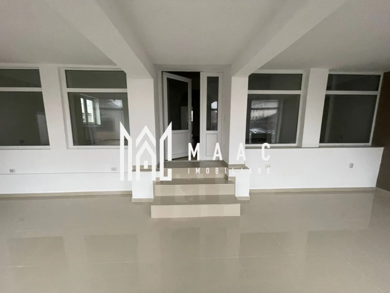 Spațiu Comercial la Cheie I 180 mp I Pianu de Jos I Lângă Terenul de Golf - MAAC Imobiliare vă oferă spre vânzare un spațiu comercial finalizat „la cheie”, amplasat în comuna Pianu de Jos, județul Alba, într-o zonă cu vizibilitate excelentă și potențial comercial ridicat. Proprietatea beneficiază de acces rapid către două repere majore: terenul de golf „Paul Tomiță”, aflat la aproximativ 2,5 km, și autostrada A10, situată la doar 3 km, asigurând conexiune directă atât cu Alba Iulia, cât și cu restul județului.

Caracteristici ale proprietății
Suprafață utilă totală: 180 mp, împărțită în două spații distincte, fiecare cu carte funciară separată:
Corp 1: 120 mp
Corp 2: 60 mp
Spațiu predat la cheie, complet funcțional și conectat la toate utilitățile necesare (apă, gaz, curent, canalizare)
Peste 7 încăperi, oferind multiple posibilități de utilizare comercială sau administrativă
Posibilitate de recompartimentare, în funcție de nevoile viitorului proprietar
Hornuri funcționale, pretabile pentru instalarea de șeminee pe lemne — un avantaj rar care permite crearea unei atmosfere premium, ideale pentru activități turistice sau de servicii
Încălzire prin calorifere, alimentate de centrală termică proprie
Curte cu acces auto (potrivită pentru aprovizionare, parcare sau activități conexe)
Pivniță utilă pentru stocare, depozitare sau spațiu tehnic

Avantaje majore ale zonei
Apropierea de Clubul de Golf „Paul Tomiță”, un punct de atracție turistică și sportivă cu tradiție, generând un flux constant de vizitatori și potențiali clienți
Acces rapid la autostrada A10, ceea ce facilitează transportul de marfă și mobilitatea clienților sau angajaților
Zonă în plină dezvoltare, cu potențial pentru servicii turistice, comerciale, birouri sau activități mixte
Localizare într-un cadru natural plăcut, cu avantajul comunității locale stabile și al traficului constant

Flexibilitate în utilizare
Datorită celor peste 7 încăperi, spațiul permite o varietate de funcțiuni:
showroom
birouri
spații de servicii
cabinet medical / veterinar
mică producție
spațiu pentru activități turistice sau recreaționale
Recompartimentarea este posibilă și ușor de realizat datorită structurii favorabile.

Metode de achiziție
Proprietatea poate fi vândută împreună sau separat, în funcție de interesul cumpărătorului. În ceea ce privește modalitățile de plată, se acceptă plata integrală, achiziție prin credit bancar, iar pentru investitorii care preferă flexibilitatea tehnologiilor moderne, tranzacția poate fi realizată inclusiv prin criptomonede — o soluție adaptată pieței actuale și orientată spre viitor.

Acest spațiu comercial reprezintă o oportunitate completă: poziție excelentă, suprafață generoasă, compartimentare flexibilă, dotări la cheie și deschidere către multiple activități comerciale sau investiționale. Proximitatea față de cel mai vechi teren de golf din România și accesul rapid la autostradă transformă proprietatea într-un activ cu valoare reală și potențial de creștere.

Pentru detalii suplimentare, te rugăm sa specifici CP2816287.