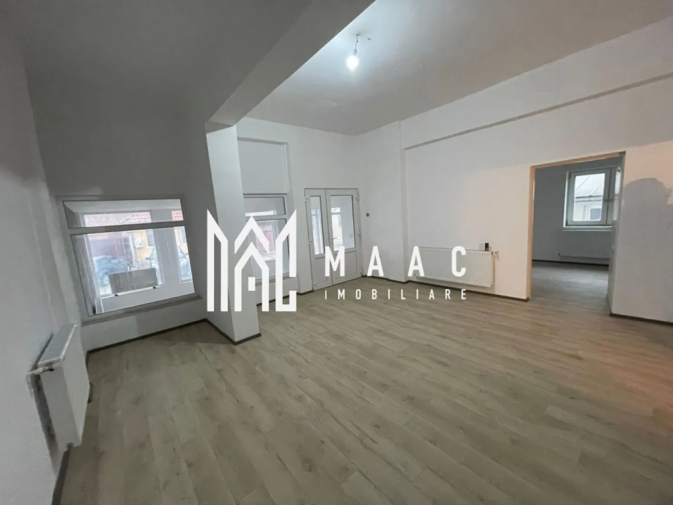 Spațiu Comercial la Cheie I 180 mp I Pianu de Jos I Lângă Terenul de Golf - MAAC Imobiliare vă oferă spre vânzare un spațiu comercial finalizat „la cheie”, amplasat în comuna Pianu de Jos, județul Alba, într-o zonă cu vizibilitate excelentă și potențial comercial ridicat. Proprietatea beneficiază de acces rapid către două repere majore: terenul de golf „Paul Tomiță”, aflat la aproximativ 2,5 km, și autostrada A10, situată la doar 3 km, asigurând conexiune directă atât cu Alba Iulia, cât și cu restul județului.

Caracteristici ale proprietății
Suprafață utilă totală: 180 mp, împărțită în două spații distincte, fiecare cu carte funciară separată:
Corp 1: 120 mp
Corp 2: 60 mp
Spațiu predat la cheie, complet funcțional și conectat la toate utilitățile necesare (apă, gaz, curent, canalizare)
Peste 7 încăperi, oferind multiple posibilități de utilizare comercială sau administrativă
Posibilitate de recompartimentare, în funcție de nevoile viitorului proprietar
Hornuri funcționale, pretabile pentru instalarea de șeminee pe lemne — un avantaj rar care permite crearea unei atmosfere premium, ideale pentru activități turistice sau de servicii
Încălzire prin calorifere, alimentate de centrală termică proprie
Curte cu acces auto (potrivită pentru aprovizionare, parcare sau activități conexe)
Pivniță utilă pentru stocare, depozitare sau spațiu tehnic

Avantaje majore ale zonei
Apropierea de Clubul de Golf „Paul Tomiță”, un punct de atracție turistică și sportivă cu tradiție, generând un flux constant de vizitatori și potențiali clienți
Acces rapid la autostrada A10, ceea ce facilitează transportul de marfă și mobilitatea clienților sau angajaților
Zonă în plină dezvoltare, cu potențial pentru servicii turistice, comerciale, birouri sau activități mixte
Localizare într-un cadru natural plăcut, cu avantajul comunității locale stabile și al traficului constant

Flexibilitate în utilizare
Datorită celor peste 7 încăperi, spațiul permite o varietate de funcțiuni:
showroom
birouri
spații de servicii
cabinet medical / veterinar
mică producție
spațiu pentru activități turistice sau recreaționale
Recompartimentarea este posibilă și ușor de realizat datorită structurii favorabile.

Metode de achiziție
Proprietatea poate fi vândută împreună sau separat, în funcție de interesul cumpărătorului. În ceea ce privește modalitățile de plată, se acceptă plata integrală, achiziție prin credit bancar, iar pentru investitorii care preferă flexibilitatea tehnologiilor moderne, tranzacția poate fi realizată inclusiv prin criptomonede — o soluție adaptată pieței actuale și orientată spre viitor.

Acest spațiu comercial reprezintă o oportunitate completă: poziție excelentă, suprafață generoasă, compartimentare flexibilă, dotări la cheie și deschidere către multiple activități comerciale sau investiționale. Proximitatea față de cel mai vechi teren de golf din România și accesul rapid la autostradă transformă proprietatea într-un activ cu valoare reală și potențial de creștere.

Pentru detalii suplimentare, te rugăm sa specifici CP2816287.