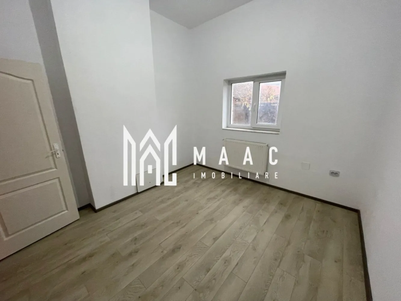 Spațiu Comercial la Cheie I 180 mp I Pianu de Jos I Lângă Terenul de Golf - MAAC Imobiliare vă oferă spre vânzare un spațiu comercial finalizat „la cheie”, amplasat în comuna Pianu de Jos, județul Alba, într-o zonă cu vizibilitate excelentă și potențial comercial ridicat. Proprietatea beneficiază de acces rapid către două repere majore: terenul de golf „Paul Tomiță”, aflat la aproximativ 2,5 km, și autostrada A10, situată la doar 3 km, asigurând conexiune directă atât cu Alba Iulia, cât și cu restul județului.

Caracteristici ale proprietății
Suprafață utilă totală: 180 mp, împărțită în două spații distincte, fiecare cu carte funciară separată:
Corp 1: 120 mp
Corp 2: 60 mp
Spațiu predat la cheie, complet funcțional și conectat la toate utilitățile necesare (apă, gaz, curent, canalizare)
Peste 7 încăperi, oferind multiple posibilități de utilizare comercială sau administrativă
Posibilitate de recompartimentare, în funcție de nevoile viitorului proprietar
Hornuri funcționale, pretabile pentru instalarea de șeminee pe lemne — un avantaj rar care permite crearea unei atmosfere premium, ideale pentru activități turistice sau de servicii
Încălzire prin calorifere, alimentate de centrală termică proprie
Curte cu acces auto (potrivită pentru aprovizionare, parcare sau activități conexe)
Pivniță utilă pentru stocare, depozitare sau spațiu tehnic

Avantaje majore ale zonei
Apropierea de Clubul de Golf „Paul Tomiță”, un punct de atracție turistică și sportivă cu tradiție, generând un flux constant de vizitatori și potențiali clienți
Acces rapid la autostrada A10, ceea ce facilitează transportul de marfă și mobilitatea clienților sau angajaților
Zonă în plină dezvoltare, cu potențial pentru servicii turistice, comerciale, birouri sau activități mixte
Localizare într-un cadru natural plăcut, cu avantajul comunității locale stabile și al traficului constant

Flexibilitate în utilizare
Datorită celor peste 7 încăperi, spațiul permite o varietate de funcțiuni:
showroom
birouri
spații de servicii
cabinet medical / veterinar
mică producție
spațiu pentru activități turistice sau recreaționale
Recompartimentarea este posibilă și ușor de realizat datorită structurii favorabile.

Metode de achiziție
Proprietatea poate fi vândută împreună sau separat, în funcție de interesul cumpărătorului. În ceea ce privește modalitățile de plată, se acceptă plata integrală, achiziție prin credit bancar, iar pentru investitorii care preferă flexibilitatea tehnologiilor moderne, tranzacția poate fi realizată inclusiv prin criptomonede — o soluție adaptată pieței actuale și orientată spre viitor.

Acest spațiu comercial reprezintă o oportunitate completă: poziție excelentă, suprafață generoasă, compartimentare flexibilă, dotări la cheie și deschidere către multiple activități comerciale sau investiționale. Proximitatea față de cel mai vechi teren de golf din România și accesul rapid la autostradă transformă proprietatea într-un activ cu valoare reală și potențial de creștere.

Pentru detalii suplimentare, te rugăm sa specifici CP2816287.