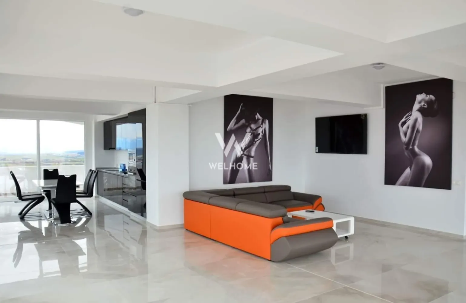 Penthouse de vanzare, 260 mp, Sibiu - Descoperă un penthouse exclusivist situat la etajul 17, în una dintre cele mai căutate zone ale Sibiului – Zona Mihai Viteazu. Această proprietate impresionantă îmbină eleganța, confortul și rafinamentul, fiind alegerea ideală pentru cei care își doresc un stil de viață premium, într-o locație excelentă.

Cu o suprafață utilă generoasă de 260 mp și o terasă spectaculoasă de 40 mp, penthouse-ul oferă spații ample, luminoase și o priveliște panoramică deosebită asupra orașului. Apartamentul este compartimentat inteligent și dispune de 3 camere, dintre care 2 dormitoare imense, o bucătărie complet echipată și 2 băi moderne, amenajate la standarde superioare.

Proprietatea se vinde complet mobilată și utilată, fiecare detaliu fiind ales cu atenție pentru a oferi un ambient sofisticat și confort maxim. Finisajele de lux, materialele premium, mobilierul de calitate superioară și electrocasnicele moderne transformă acest penthouse într-o locuință exclusivistă, pregătită pentru mutare imediată.

Zona Mihai Viteazu este recunoscută pentru accesul rapid către principalele puncte de interes ale orașului: centre comerciale, școli, restaurante, clinici, spații verzi și mijloace de transport în comun. Poziționarea excelentă oferă atât liniște și confort, cât și conectivitate rapidă către centrul orașului și zonele de business, făcând din această proprietate o investiție sigură și valoroasă.

Acest penthouse reprezintă o oportunitate rară pe piața imobiliară din Sibiu – un apartament de lux, spațios, elegant și situat într-o zonă premium, ideal atât pentru locuire, cât și pentru investiție.

Pret: 260.000 euro, negociabil

Detalii si vizionare: 0740066818, Cristina