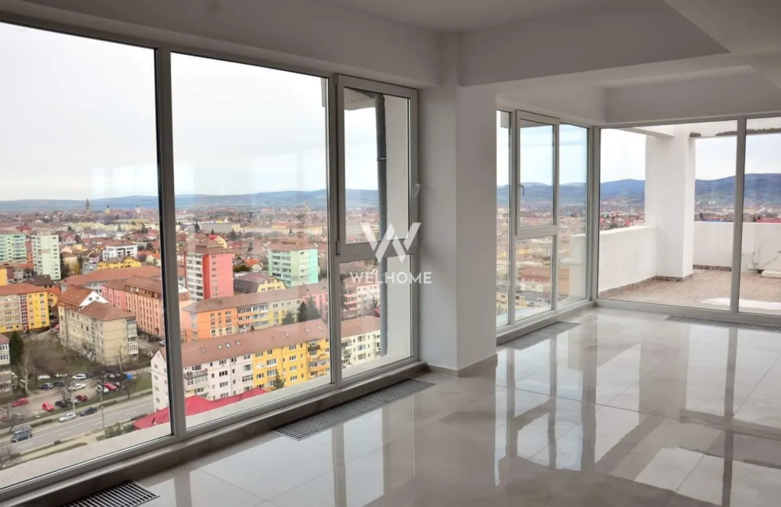 Penthouse de vanzare, 260 mp, Sibiu - Descoperă un penthouse exclusivist situat la etajul 17, în una dintre cele mai căutate zone ale Sibiului – Zona Mihai Viteazu. Această proprietate impresionantă îmbină eleganța, confortul și rafinamentul, fiind alegerea ideală pentru cei care își doresc un stil de viață premium, într-o locație excelentă.

Cu o suprafață utilă generoasă de 260 mp și o terasă spectaculoasă de 40 mp, penthouse-ul oferă spații ample, luminoase și o priveliște panoramică deosebită asupra orașului. Apartamentul este compartimentat inteligent și dispune de 3 camere, dintre care 2 dormitoare imense, o bucătărie complet echipată și 2 băi moderne, amenajate la standarde superioare.

Proprietatea se vinde complet mobilată și utilată, fiecare detaliu fiind ales cu atenție pentru a oferi un ambient sofisticat și confort maxim. Finisajele de lux, materialele premium, mobilierul de calitate superioară și electrocasnicele moderne transformă acest penthouse într-o locuință exclusivistă, pregătită pentru mutare imediată.

Zona Mihai Viteazu este recunoscută pentru accesul rapid către principalele puncte de interes ale orașului: centre comerciale, școli, restaurante, clinici, spații verzi și mijloace de transport în comun. Poziționarea excelentă oferă atât liniște și confort, cât și conectivitate rapidă către centrul orașului și zonele de business, făcând din această proprietate o investiție sigură și valoroasă.

Acest penthouse reprezintă o oportunitate rară pe piața imobiliară din Sibiu – un apartament de lux, spațios, elegant și situat într-o zonă premium, ideal atât pentru locuire, cât și pentru investiție.

Pret: 260.000 euro, negociabil

Detalii si vizionare: 0740066818, Cristina