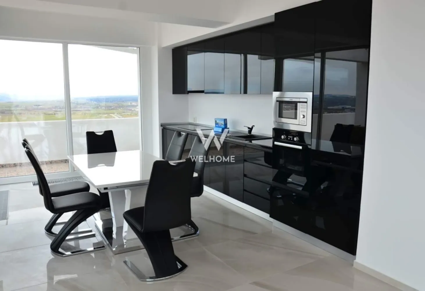 Penthouse de vanzare, 260 mp, Sibiu - Descoperă un penthouse exclusivist situat la etajul 17, în una dintre cele mai căutate zone ale Sibiului – Zona Mihai Viteazu. Această proprietate impresionantă îmbină eleganța, confortul și rafinamentul, fiind alegerea ideală pentru cei care își doresc un stil de viață premium, într-o locație excelentă.

Cu o suprafață utilă generoasă de 260 mp și o terasă spectaculoasă de 40 mp, penthouse-ul oferă spații ample, luminoase și o priveliște panoramică deosebită asupra orașului. Apartamentul este compartimentat inteligent și dispune de 3 camere, dintre care 2 dormitoare imense, o bucătărie complet echipată și 2 băi moderne, amenajate la standarde superioare.

Proprietatea se vinde complet mobilată și utilată, fiecare detaliu fiind ales cu atenție pentru a oferi un ambient sofisticat și confort maxim. Finisajele de lux, materialele premium, mobilierul de calitate superioară și electrocasnicele moderne transformă acest penthouse într-o locuință exclusivistă, pregătită pentru mutare imediată.

Zona Mihai Viteazu este recunoscută pentru accesul rapid către principalele puncte de interes ale orașului: centre comerciale, școli, restaurante, clinici, spații verzi și mijloace de transport în comun. Poziționarea excelentă oferă atât liniște și confort, cât și conectivitate rapidă către centrul orașului și zonele de business, făcând din această proprietate o investiție sigură și valoroasă.

Acest penthouse reprezintă o oportunitate rară pe piața imobiliară din Sibiu – un apartament de lux, spațios, elegant și situat într-o zonă premium, ideal atât pentru locuire, cât și pentru investiție.

Pret: 260.000 euro, negociabil

Detalii si vizionare: 0740066818, Cristina