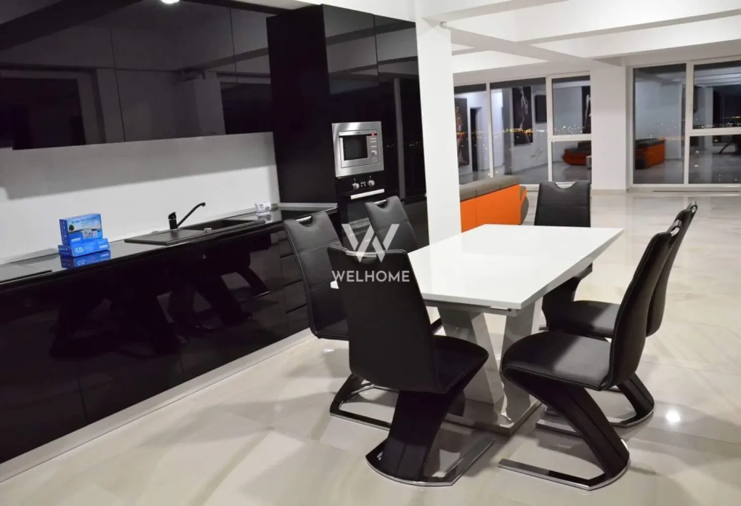 Penthouse de vanzare, 260 mp, Sibiu - Descoperă un penthouse exclusivist situat la etajul 17, în una dintre cele mai căutate zone ale Sibiului – Zona Mihai Viteazu. Această proprietate impresionantă îmbină eleganța, confortul și rafinamentul, fiind alegerea ideală pentru cei care își doresc un stil de viață premium, într-o locație excelentă.

Cu o suprafață utilă generoasă de 260 mp și o terasă spectaculoasă de 40 mp, penthouse-ul oferă spații ample, luminoase și o priveliște panoramică deosebită asupra orașului. Apartamentul este compartimentat inteligent și dispune de 3 camere, dintre care 2 dormitoare imense, o bucătărie complet echipată și 2 băi moderne, amenajate la standarde superioare.

Proprietatea se vinde complet mobilată și utilată, fiecare detaliu fiind ales cu atenție pentru a oferi un ambient sofisticat și confort maxim. Finisajele de lux, materialele premium, mobilierul de calitate superioară și electrocasnicele moderne transformă acest penthouse într-o locuință exclusivistă, pregătită pentru mutare imediată.

Zona Mihai Viteazu este recunoscută pentru accesul rapid către principalele puncte de interes ale orașului: centre comerciale, școli, restaurante, clinici, spații verzi și mijloace de transport în comun. Poziționarea excelentă oferă atât liniște și confort, cât și conectivitate rapidă către centrul orașului și zonele de business, făcând din această proprietate o investiție sigură și valoroasă.

Acest penthouse reprezintă o oportunitate rară pe piața imobiliară din Sibiu – un apartament de lux, spațios, elegant și situat într-o zonă premium, ideal atât pentru locuire, cât și pentru investiție.

Pret: 260.000 euro, negociabil

Detalii si vizionare: 0740066818, Cristina