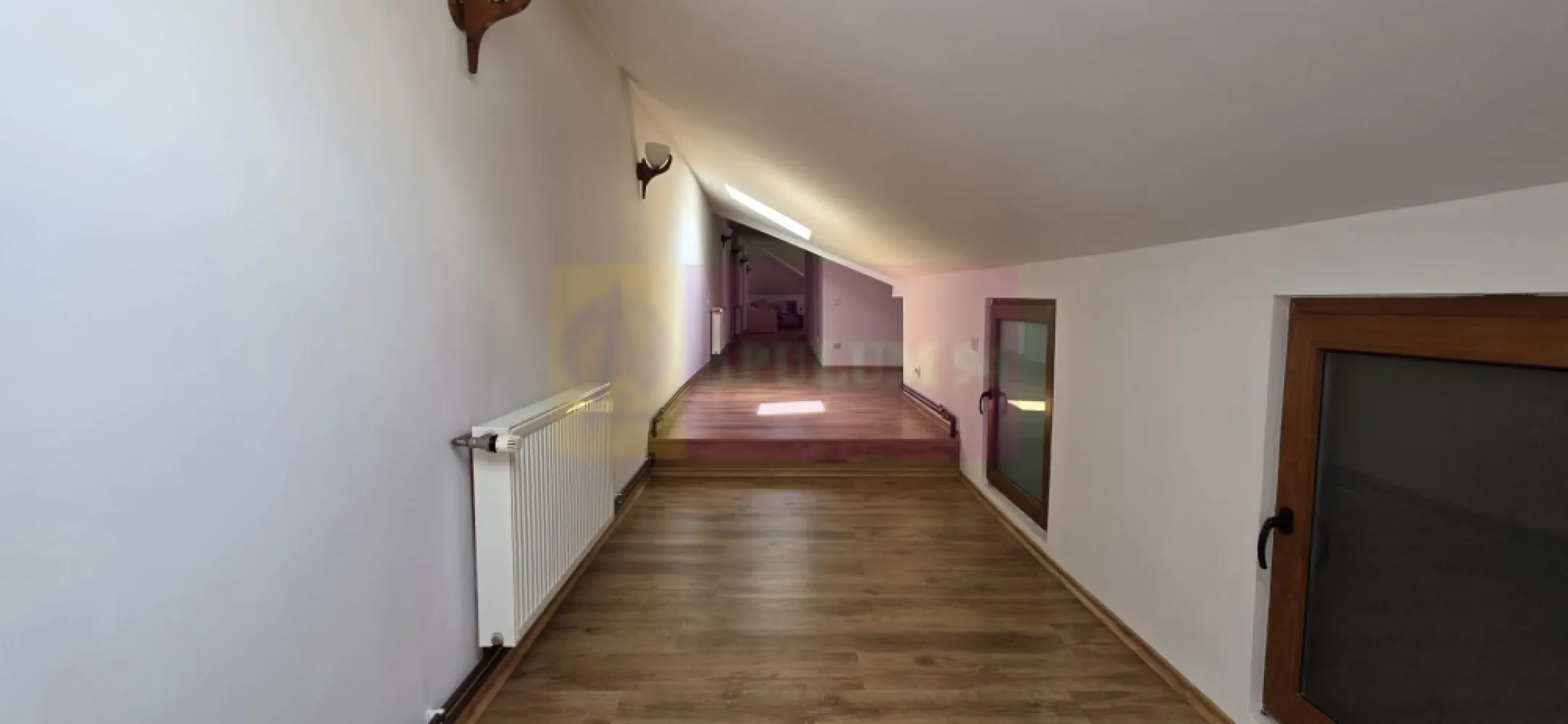 Vila de vanzare in Sinaia - Vilă de vânzare în Sinaia cu suprafață de 400 mp utili, aproape de Castelul Peleș

Agenția Imobiliară Mervani vă prezintă o proprietate deosebită, situată într-una dintre cele mai apreciate zone ale orașului Sinaia, în apropierea Castelului Peleș – o locație liniștită, elegantă și cu un farmec aparte.

Construită în anul 1930 și renovată în anul 2008, vila păstrează caracterul construcțiilor de epocă din Sinaia, fiind adaptată cerințelor actuale de confort.

Proprietatea este amplasată pe un teren în suprafață de 502 mp, cu o curte terasată, amenajată practic, având atât acces pietonal, cât și acces auto.

Vila are un regim de înălțime D + P + E + Mansardă și oferă o suprafață utilă generoasă de aproximativ 400 mp, fiind potrivită atât pentru rezidență permanentă, casă de vacanță, cât și pentru investiție turistică.

Compartimentare:

Demisol – 114 mp
Demisolul beneficiază de acces atât din interiorul vilei, cât și de acces separat direct din stradă, ceea ce oferă multiple posibilități de utilizare.

Spațiul este amenajat cu pardoseală din gresie, încălzire prin calorifere, centrală termică proprie, chiuvetă și scurgere. În prezent este utilizat ca spațiu de depozitare, dar poate fi adaptat pentru alte funcționalități.

Parter – 113 mp
Parterul este format din:

 hol generos cu acces direct din curte;
 3 dormitoare;
 3 grupuri sanitare;
 spațiu tehnic;
 acces secundar;
 scară de acces către etaj;
 scară de acces către demisol.

Etaj – 113 mp
Un nivel luminos și bine compartimentat, compus din:

 hol generos cu balcon;
 dormitor;
 dormitor cu două balcoane;
 dormitor cu balcon propriu;
 hol de acces;
 grup sanitar;
 zonă de luat masa;
 bucătărie;
 baie cu cadă.

Pardoseala este finisată cu parchet, oferind un ambient cald și primitor.

Mansardă – 70 mp
Un spațiu cochet, amenajat eficient, cu ferestre Velux și zone de depozitare, compus din:

 dormitor;
 cameră de zi cu suprafață generoasă;
 baie cu cadă.

Detalii tehnice:

 construcție solidă din cărămidă;
 fundație din beton cu piatră;
 planșeu din lemn între parter, etaj și mansardă;
 tâmplărie PVC cu geam termopan;
 termosistem exterior;
 încălzire cu 3 centrale termice și calorifere;
 branșament curent trifazat;
 racordată la rețeaua de canalizare.

Datorită suprafeței generoase, compartimentării și poziționării excelente, vila oferă un potențial ridicat pentru recompartimentare în mai multe apartamente sau transformare într-o unitate de cazare turistică.

O proprietate rară în Sinaia, într-o zonă cu istorie, aproape de unul dintre cele mai importante obiective turistice ale României – Castelul Peleș.
Agenția Imobiliară Mervani
Contact: 0729 935 536