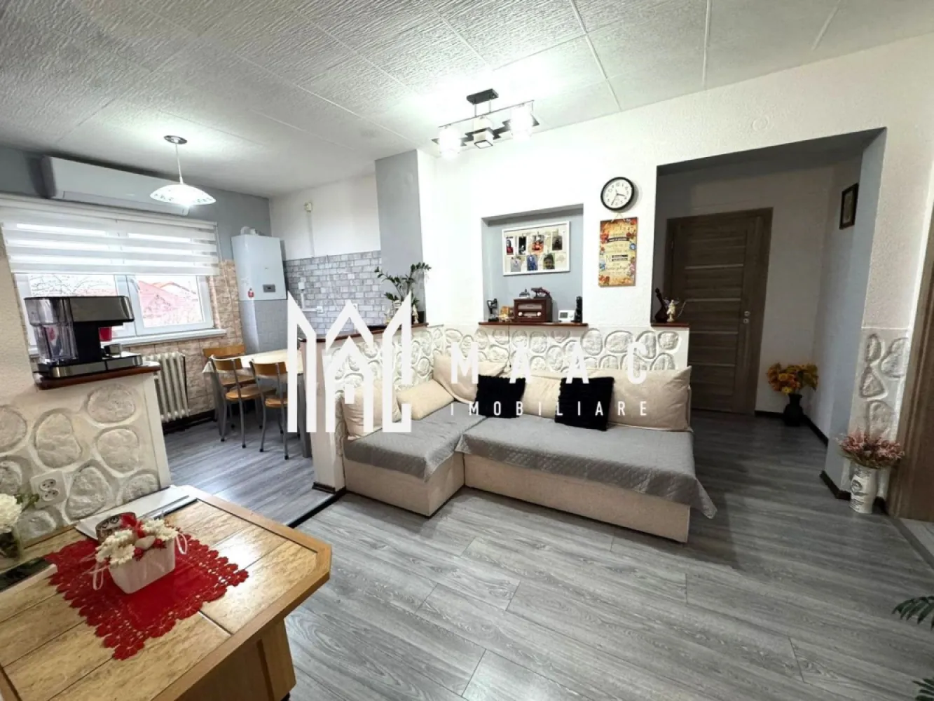 Apartament la casă I 4 camere I Curte 100 mp I Lazaret - Maac Imobiliare vă propune spre vânzare un apartament primitor, completat de curte proprie și situat într-o zonă foarte liniștită, ideală pentru familii sau pentru cei care își doresc un spațiu confortabil și bine organizat.

Caracteristici principale
 
 • 3 dormitoare luminoase, potrivite pentru familie sau amenajare flexibilă (birou, dressing etc.)
 • Hol spațios, ce oferă o circulație facilă și o organizare eficientă a locuinței
 • Living cu bucătărie open-space
 • Balcon 
 • Pivniță 
 • Bucătărie de vară în curte, ideală pentru gătit în sezonul cald
 • Magazie pentru depozitare suplimentară
 • Parțial mobilat și utilat, astfel încât mutarea poate fi rapidă

Disponibilitate
Apartamentul este liber și pregătit pentru mutare imediată.

Pentru detalii suplimentare și programarea unei vizionări, vă rugăm să menționați telefonic ID-ul anunțului: CP2815576
