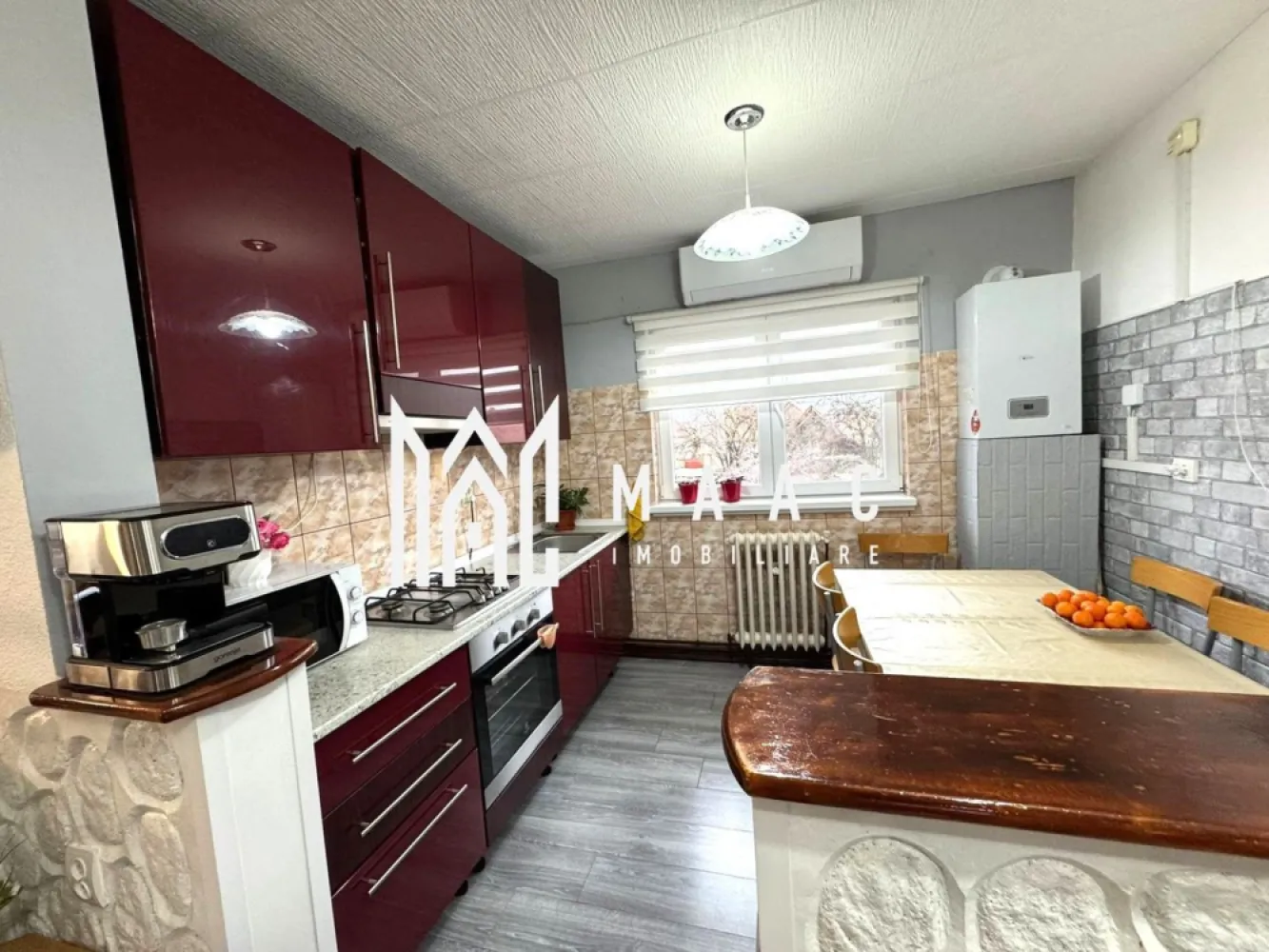 Apartament la casă I 4 camere I Curte 100 mp I Lazaret - Maac Imobiliare vă propune spre vânzare un apartament primitor, completat de curte proprie și situat într-o zonă foarte liniștită, ideală pentru familii sau pentru cei care își doresc un spațiu confortabil și bine organizat.

Caracteristici principale
 
 • 3 dormitoare luminoase, potrivite pentru familie sau amenajare flexibilă (birou, dressing etc.)
 • Hol spațios, ce oferă o circulație facilă și o organizare eficientă a locuinței
 • Living cu bucătărie open-space
 • Balcon 
 • Pivniță 
 • Bucătărie de vară în curte, ideală pentru gătit în sezonul cald
 • Magazie pentru depozitare suplimentară
 • Parțial mobilat și utilat, astfel încât mutarea poate fi rapidă

Disponibilitate
Apartamentul este liber și pregătit pentru mutare imediată.

Pentru detalii suplimentare și programarea unei vizionări, vă rugăm să menționați telefonic ID-ul anunțului: CP2815576