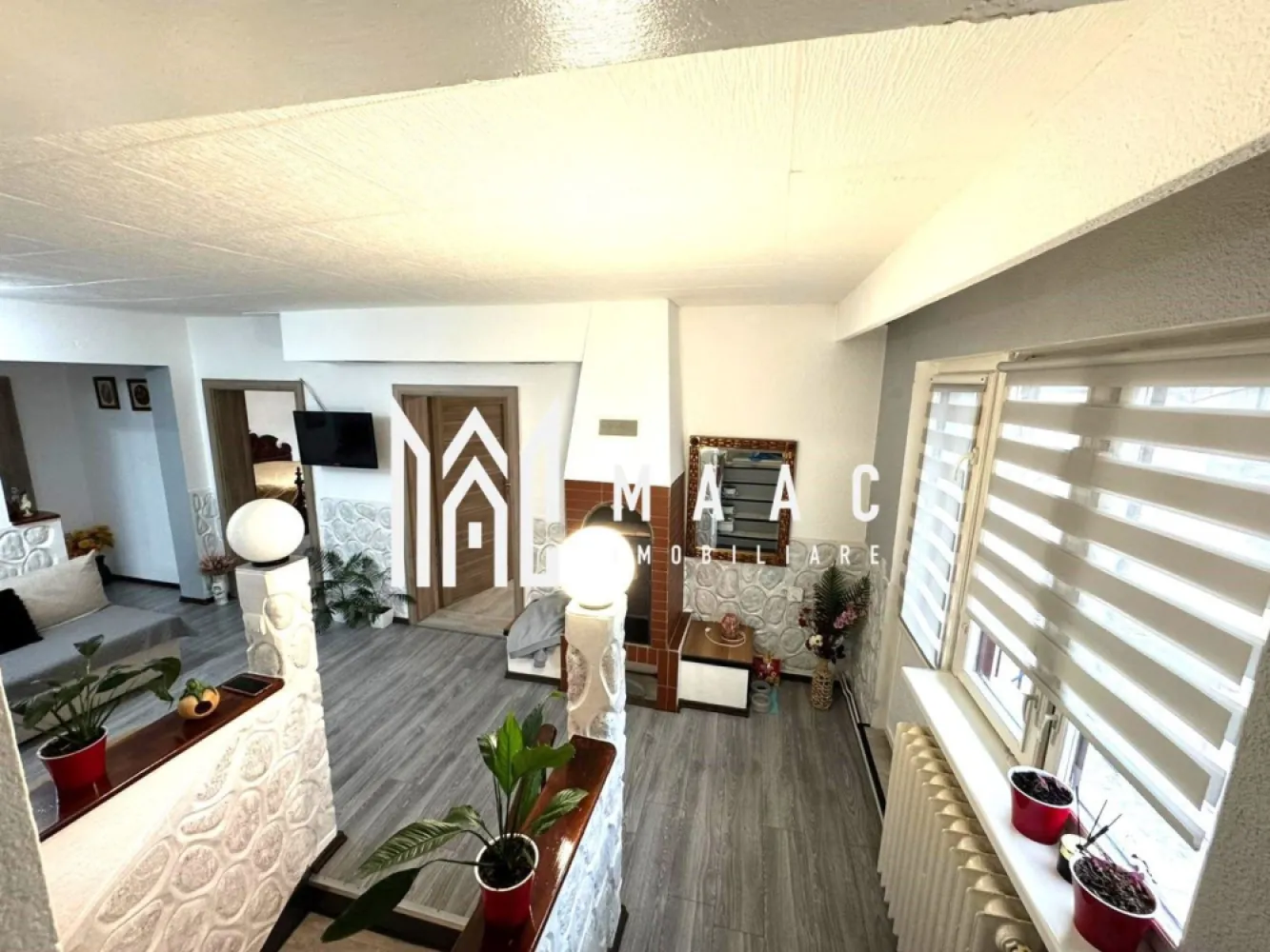 Apartament la casă I 4 camere I Curte 100 mp I Lazaret - Maac Imobiliare vă propune spre vânzare un apartament primitor, completat de curte proprie și situat într-o zonă foarte liniștită, ideală pentru familii sau pentru cei care își doresc un spațiu confortabil și bine organizat.

Caracteristici principale
 
 • 3 dormitoare luminoase, potrivite pentru familie sau amenajare flexibilă (birou, dressing etc.)
 • Hol spațios, ce oferă o circulație facilă și o organizare eficientă a locuinței
 • Living cu bucătărie open-space
 • Balcon 
 • Pivniță 
 • Bucătărie de vară în curte, ideală pentru gătit în sezonul cald
 • Magazie pentru depozitare suplimentară
 • Parțial mobilat și utilat, astfel încât mutarea poate fi rapidă

Disponibilitate
Apartamentul este liber și pregătit pentru mutare imediată.

Pentru detalii suplimentare și programarea unei vizionări, vă rugăm să menționați telefonic ID-ul anunțului: CP2815576