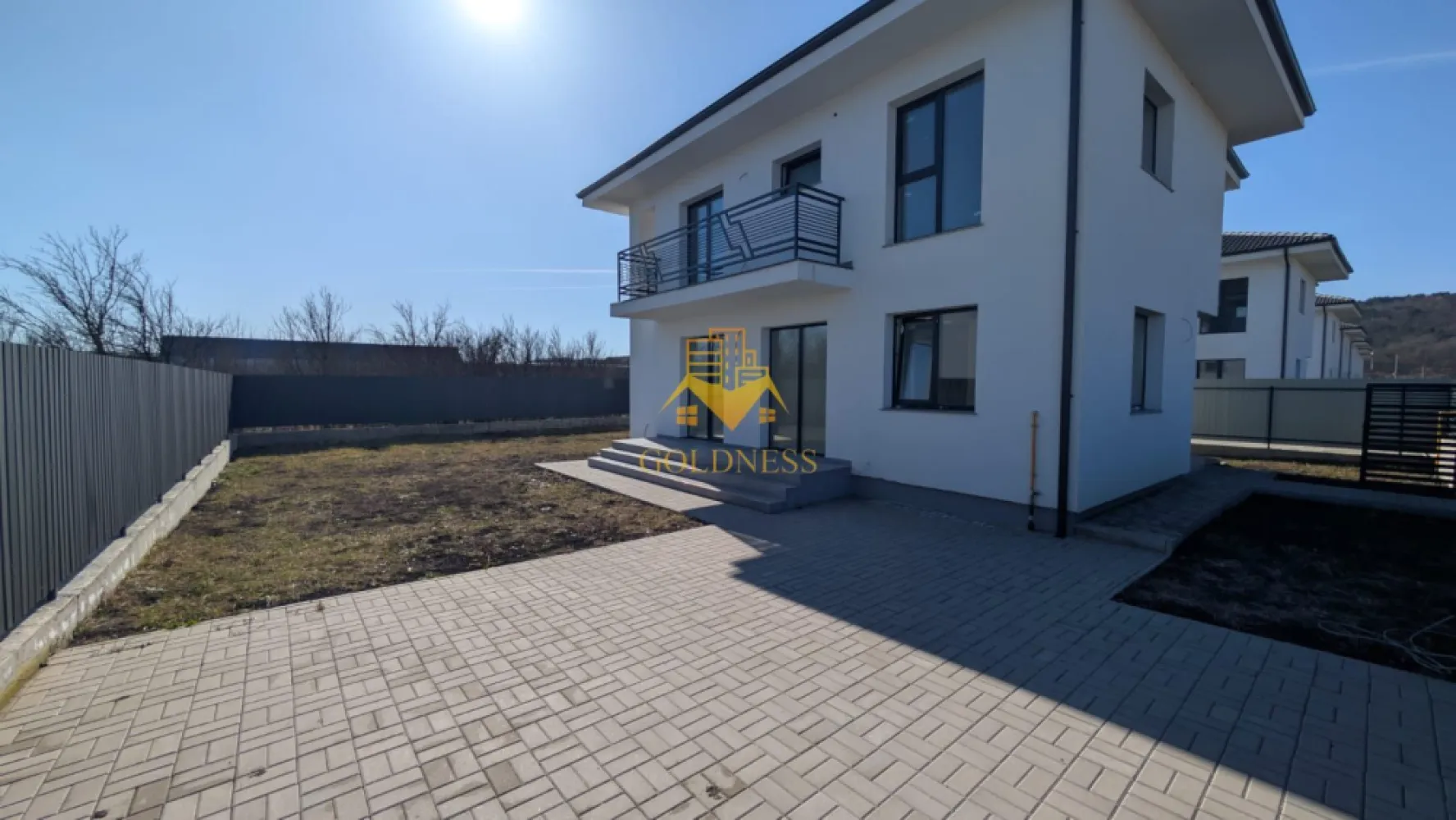 Casă individuală, 4 camere, 470 mp teren, Cluj - GOLDNESS Imobiliare vă propune spre vânzare o casă spațioasă și modernă, situată în Jucu de Mijloc, ideală pentru o familie. Proprietatea are un regim de înălțime P+E, cu o suprafață utilă de 180 mp și este amplasată pe un teren generos de 470 mp.
Casa beneficiază de încălzire prin pardoseală și este racordată la toate utilitățile necesare: apă, canalizare, curent și gaz.
Compartimentarea inteligentă este următoarea:
 Parterul include un living luminos, o bucătărie open space cu loc de luat masa, un birou, o zonă de depozitare și o baie.

 Etajul dispune de trei dormitoare (dintre care unul matrimonial), două băi și două balcoane, oferind spațiu și intimitate pentru toți membrii familiei.

 De asemenea, proprietatea beneficiază de o terasă, perfectă pentru relaxare în aer liber.

Dacă sunteți interesați de această casă și doriți mai multe detalii sau o vizionare, nu ezitați să ne contactați telefonic sau prin e-mail. Vă stăm la dispoziție!
! Comision 0% pentru cumpărător !
La pretul vânzării se adaugă TVA de 21%!