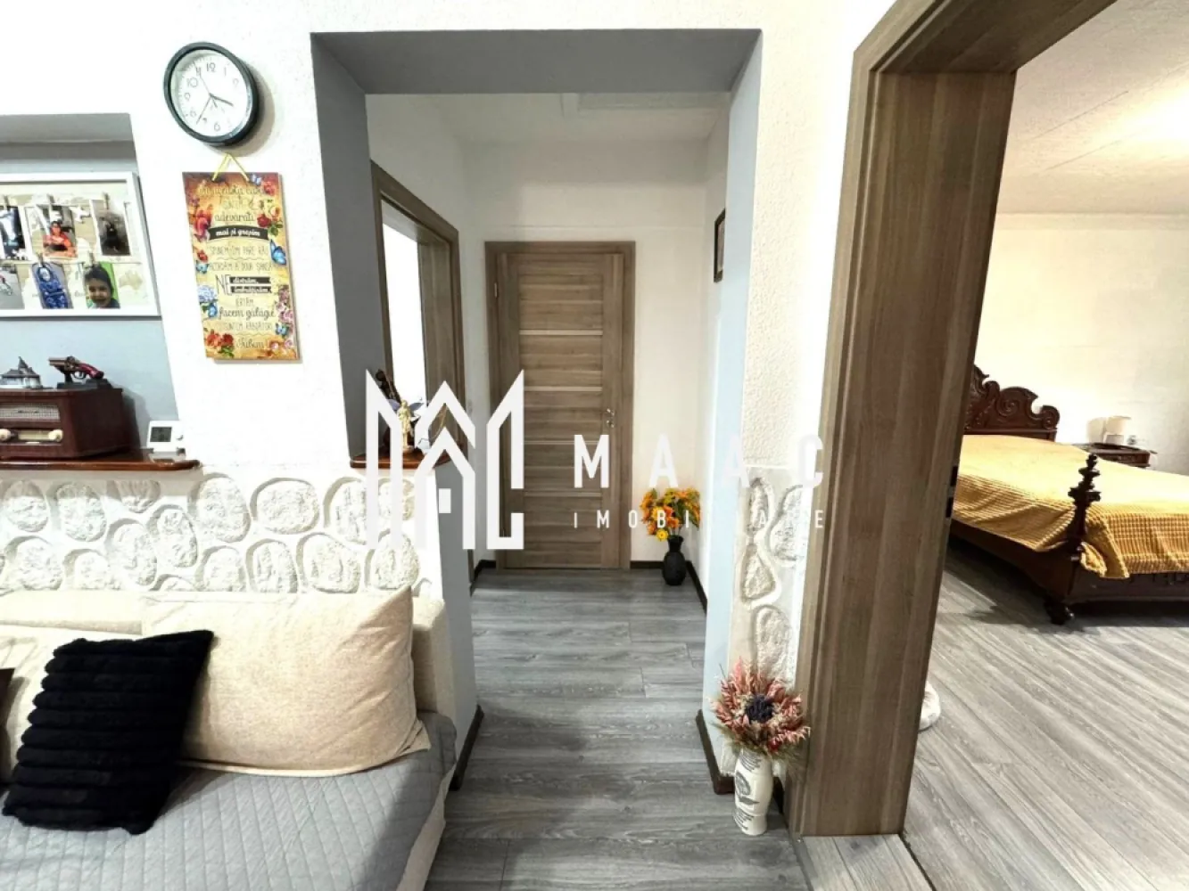 Apartament la casă I 4 camere I Curte 100 mp I Lazaret - Maac Imobiliare vă propune spre vânzare un apartament primitor, completat de curte proprie și situat într-o zonă foarte liniștită, ideală pentru familii sau pentru cei care își doresc un spațiu confortabil și bine organizat.

Caracteristici principale
 
 • 3 dormitoare luminoase, potrivite pentru familie sau amenajare flexibilă (birou, dressing etc.)
 • Hol spațios, ce oferă o circulație facilă și o organizare eficientă a locuinței
 • Living cu bucătărie open-space
 • Balcon 
 • Pivniță 
 • Bucătărie de vară în curte, ideală pentru gătit în sezonul cald
 • Magazie pentru depozitare suplimentară
 • Parțial mobilat și utilat, astfel încât mutarea poate fi rapidă

Disponibilitate
Apartamentul este liber și pregătit pentru mutare imediată.

Pentru detalii suplimentare și programarea unei vizionări, vă rugăm să menționați telefonic ID-ul anunțului: CP2815576