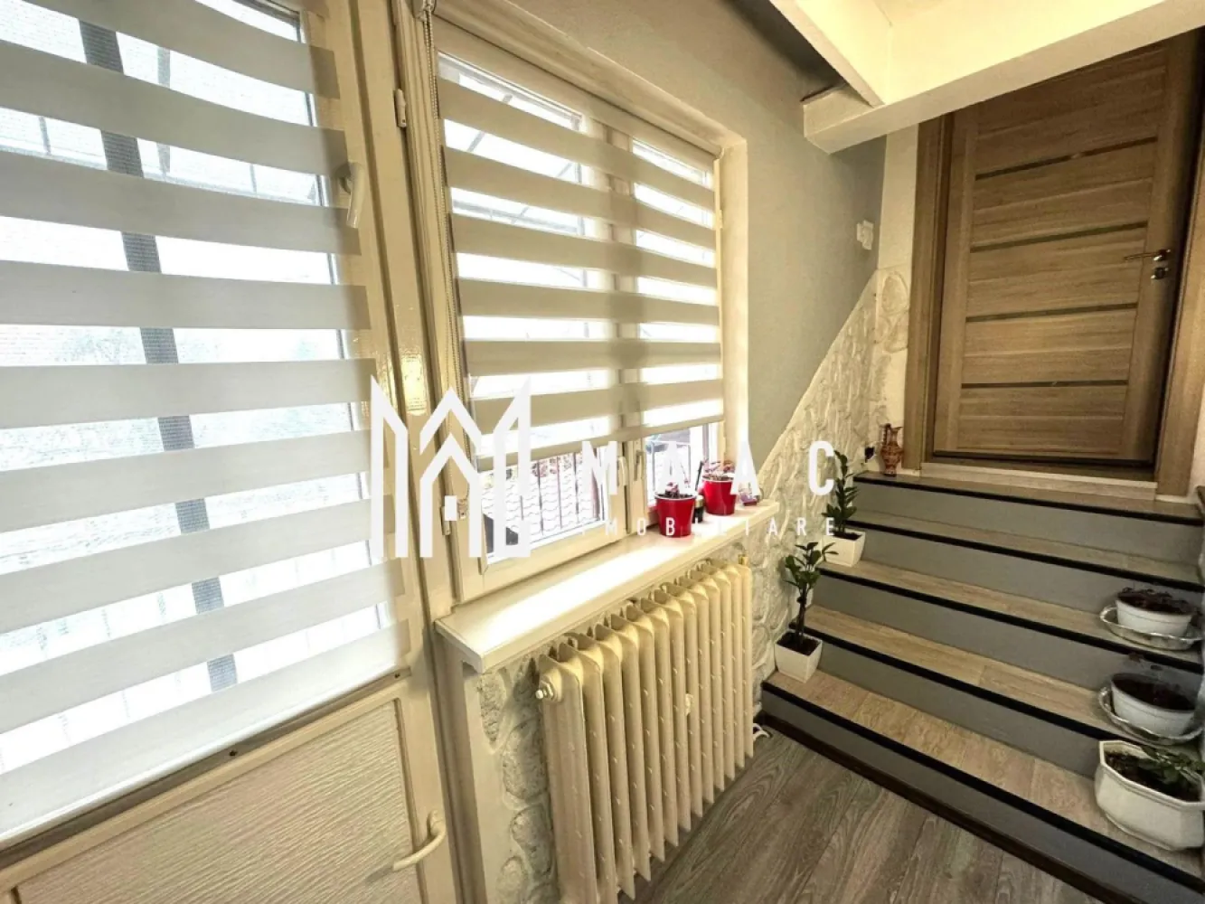 Apartament la casă I 4 camere I Curte 100 mp I Lazaret - Maac Imobiliare vă propune spre vânzare un apartament primitor, completat de curte proprie și situat într-o zonă foarte liniștită, ideală pentru familii sau pentru cei care își doresc un spațiu confortabil și bine organizat.

Caracteristici principale
 
 • 3 dormitoare luminoase, potrivite pentru familie sau amenajare flexibilă (birou, dressing etc.)
 • Hol spațios, ce oferă o circulație facilă și o organizare eficientă a locuinței
 • Living cu bucătărie open-space
 • Balcon 
 • Pivniță 
 • Bucătărie de vară în curte, ideală pentru gătit în sezonul cald
 • Magazie pentru depozitare suplimentară
 • Parțial mobilat și utilat, astfel încât mutarea poate fi rapidă

Disponibilitate
Apartamentul este liber și pregătit pentru mutare imediată.

Pentru detalii suplimentare și programarea unei vizionări, vă rugăm să menționați telefonic ID-ul anunțului: CP2815576