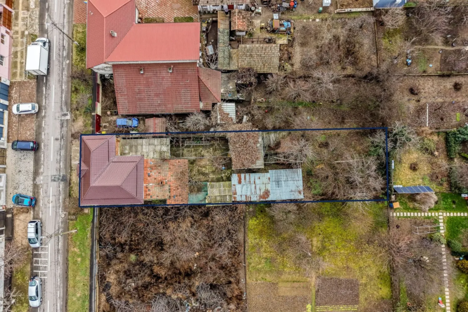 Casa 4 camere - Teren 539 mp - cartier Bujac - COMISION 0 - Vă propunem spre vânzare o casă solidă, cu 4 camere, situată în cartierul Bujac, pe strada București – una dintre cele mai căutate zone ale cartierului, datorită accesului rapid către magazine alimentare, Liceul Sportiv, stadionul din Bujac (Trei Colegi) și stația de autobuz.

Imobilul este construit în mare parte din cărămidă, pe fundație din beton, având regim de înălțime D + P + 1E + pod. Casa beneficiază de centuri de beton, placă de beton peste parter, iar acoperișul a fost recent schimbat, fiind realizat din tablă.

Proprietatea dispune de toate utilitățile, inclusiv gaz, încălzirea realizându-se cu centrală termică proprie.
Compartimentarea este practică și funcțională:
- 4 camere
- bucătărie cu cămară
- baie (există spațiu pentru încă o baie de serviciu)

Terenul are o suprafață de 539 mp, cu acces auto în curte. Pe proprietate se află mai multe anexe, care pot fi demolate, oferind posibilitatea amenajării unei grădini generoase sau a unui spațiu de relaxare.

Casa necesită renovare, fiind ideală pentru cei care doresc să o personalizeze după propriul plac.

📞 Pentru mai multe detalii și pentru programarea unei vizionări:
0755 274 519 – Daniel Hord - Consultant imobiliar.

Nu dispui de toată suma? Te ajutăm noi gratuit! Îți obținem oferte de la 16 bănci
Ai o proprietate de vânzare în Arad și vrei să știi cât valorează cu adevărat?
Sună-mă pentru o evaluare GRATUITĂ!

Birou: ACASĂ | Agenție imobiliară Arad
Adresă: Bulevardul Decebal 2, Arad 310133