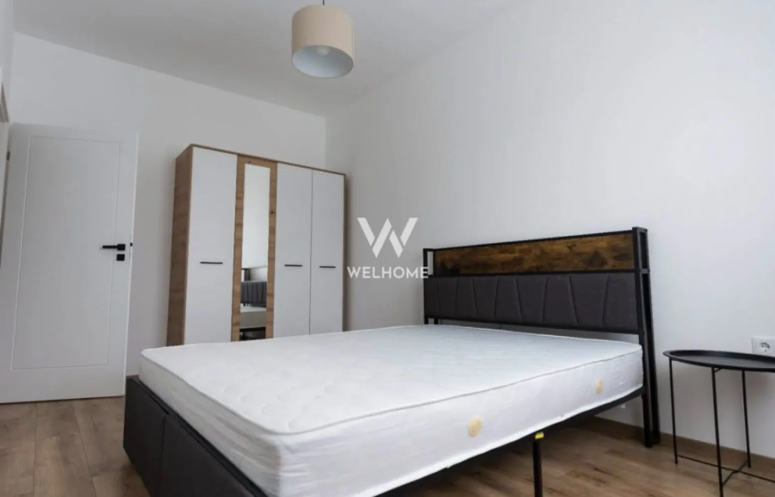 Vând apartament 2 cam. semidecomandat - 56 mp, Selimbar, Sibiu - Spre vânzare un apartament cu 2 camere, semidecomandat, situat în Selimbar, str.Triajului, într-o zonă rezidențială modernă, aflată în continuă dezvoltare.

Apartamentul este amplasat la parterul (parter înalt) al unui imobil cu 3 etaje și dispune de o suprafață utilă de 56 mp, la care se adaugă balconul de 5 mp. Inclus in preț un loc de parcare cu drept de folosință exclusivă. si o boxa de depozitare.

Compartimentare:
• Hol de acces
• Living luminos
• Dormitor
• Bucătărie separată
• Baie cu dus
• Balcon

Avantaje:
• Apartament semidecomandat
• Complet mobilat și utilat
• Încălzire în pardoseală
• Bucătărie separată
• Finisaje moderne
• Spații bine compartimentate și luminoase
• 1 loc de parcare inclus
• Liber de sarcini
• Intabulat
• Ideal pentru locuit sau investiție

Complex rezidențial nou cu familii tinere. In apropiere de școală, grădiniță, punct medical.