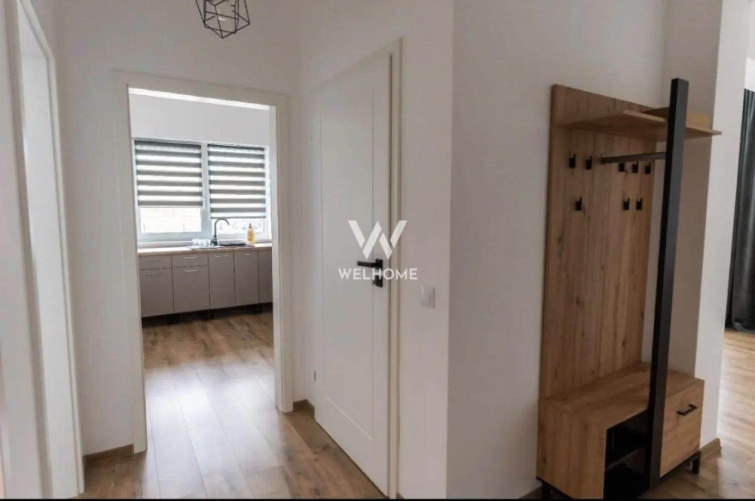 Vând apartament 2 cam. semidecomandat - 56 mp, Selimbar, Sibiu - Spre vânzare un apartament cu 2 camere, semidecomandat, situat în Selimbar, str.Triajului, într-o zonă rezidențială modernă, aflată în continuă dezvoltare.

Apartamentul este amplasat la parterul (parter înalt) al unui imobil cu 3 etaje și dispune de o suprafață utilă de 56 mp, la care se adaugă balconul de 5 mp. Inclus in preț un loc de parcare cu drept de folosință exclusivă. si o boxa de depozitare.

Compartimentare:
• Hol de acces
• Living luminos
• Dormitor
• Bucătărie separată
• Baie cu dus
• Balcon

Avantaje:
• Apartament semidecomandat
• Complet mobilat și utilat
• Încălzire în pardoseală
• Bucătărie separată
• Finisaje moderne
• Spații bine compartimentate și luminoase
• 1 loc de parcare inclus
• Liber de sarcini
• Intabulat
• Ideal pentru locuit sau investiție

Complex rezidențial nou cu familii tinere. In apropiere de școală, grădiniță, punct medical.