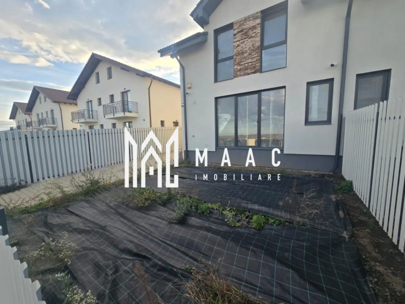Cvaduplex 4 camere 145 mp teren Calea Cisnadiei - MAAC Imobiliare vă propune spre vânzare un cvadruplex cu 4 camere, situat pe Calea Cisnădiei, în zona „Casa de Apă”, pe strada Madrid, o locație în continuă dezvoltare, apreciată pentru accesibilitate și liniște. Proprietatea dispune de un teren de 145 mp și o suprafață utilă de 117 mp, fiind ideală pentru familii care își doresc un spațiu modern, eficient compartimentat și construit cu materiale premium.

Imobilul se predă la exterior la cheie și beneficiază de dotări tehnice de ultimă generație, menite să asigure confort sporit și eficiență energetică ridicată. Sistemele instalate includ pompă de căldură pentru încălzire, răcire și apă caldă, sistem de recirculare a aerului, încălzire în pardoseală, precum și sistem de camere video și alarmă pentru siguranță. În plus, sunt incluse un robinet exterior anti-îngheț și filtru de apă cu regulator de presiune. Toate materialele utilizate sunt premium, achiziționate din Germania, garantând durabilitate și calitate superioară.

Compartimentarea este practică și bine gândită:
-parter: bucătărie, cămară, baie, living și spațiu de depozitare
-etaj: 3 dormitoare decomandate și baie cu cadă și geam de aerisire
-mansardă: spațiu versatil ce poate fi amenajat ca dormitor (prevăzut cu 2 ferestre Velux), loc de joacă sau spațiu de depozitare

Proprietatea se vinde la prețul de 165.000 euro, TVA inclus, și se predă exact ca în fotografii.

Pentru mai multe detalii, vă rugăm să menționați CP2996583 la telefon.