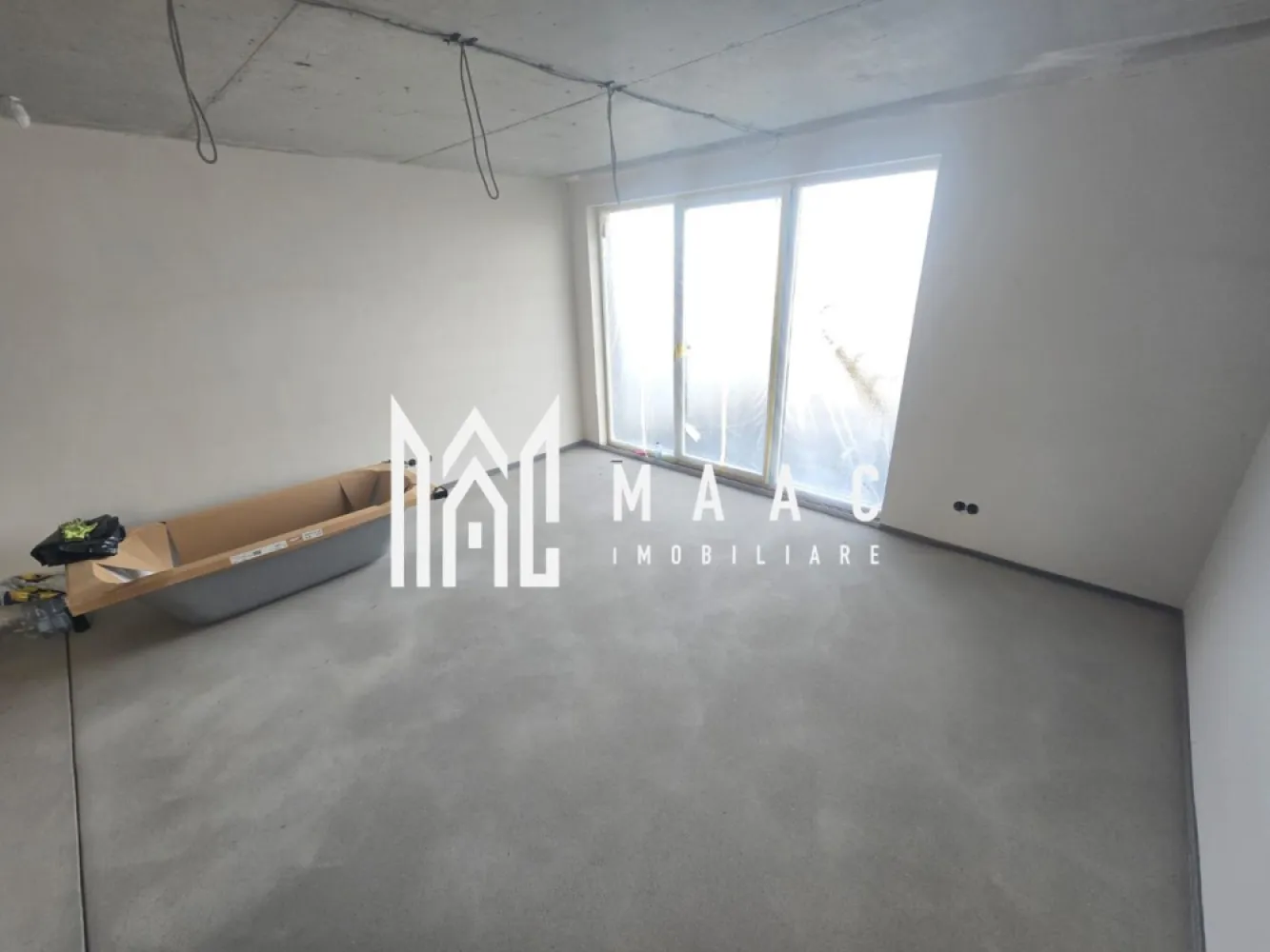 Cvaduplex 4 camere 145 mp teren Calea Cisnadiei - MAAC Imobiliare vă propune spre vânzare un cvadruplex cu 4 camere, situat pe Calea Cisnădiei, în zona „Casa de Apă”, pe strada Madrid, o locație în continuă dezvoltare, apreciată pentru accesibilitate și liniște. Proprietatea dispune de un teren de 145 mp și o suprafață utilă de 117 mp, fiind ideală pentru familii care își doresc un spațiu modern, eficient compartimentat și construit cu materiale premium.

Imobilul se predă la exterior la cheie și beneficiază de dotări tehnice de ultimă generație, menite să asigure confort sporit și eficiență energetică ridicată. Sistemele instalate includ pompă de căldură pentru încălzire, răcire și apă caldă, sistem de recirculare a aerului, încălzire în pardoseală, precum și sistem de camere video și alarmă pentru siguranță. În plus, sunt incluse un robinet exterior anti-îngheț și filtru de apă cu regulator de presiune. Toate materialele utilizate sunt premium, achiziționate din Germania, garantând durabilitate și calitate superioară.

Compartimentarea este practică și bine gândită:
-parter: bucătărie, cămară, baie, living și spațiu de depozitare
-etaj: 3 dormitoare decomandate și baie cu cadă și geam de aerisire
-mansardă: spațiu versatil ce poate fi amenajat ca dormitor (prevăzut cu 2 ferestre Velux), loc de joacă sau spațiu de depozitare

Proprietatea se vinde la prețul de 165.000 euro, TVA inclus, și se predă exact ca în fotografii.

Pentru mai multe detalii, vă rugăm să menționați CP2996583 la telefon.