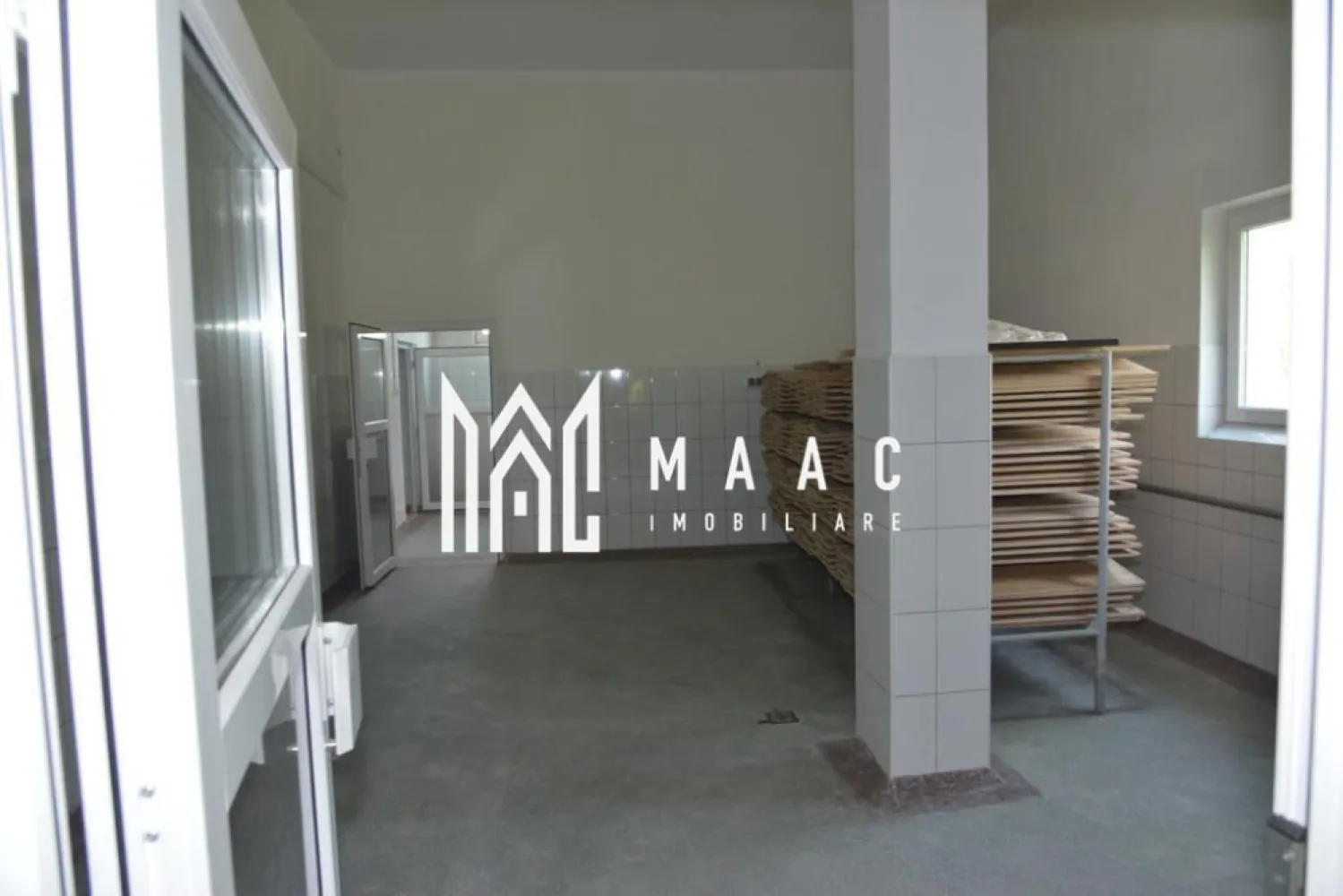 Cladire | Spatiu Industrial | de vanzare Judetul Sibiu - Agentia Imobiliara Maac va propune spre vanzare cladire pretabila pentru diverse activitati comericala compusa din D+P+E+M situata in Judetul Sibiu.

Imobilul dispune de o suprafață utilă de aproximativ 2000 mp, distribuită pe 4 niveluri, oferind un spațiu generos și flexibil, adaptabil unei game variate de activități: producție, depozitare, logistică, showroom sau spații comerciale.

Unul dintre principalele avantaje ale proprietății este posibilitatea de compartimentare și configurare în funcție de cerințele viitorului proprietar sau ale activității desfășurate.

Clădirea are un istoric solid, în trecut funcționând ca fabrică de producție lactate, fiind astfel potrivită inclusiv pentru activități din domeniul alimentar sau industrial.

Datorită structurii și suprafeței generoase, proprietatea reprezintă o oportunitate excelentă de investiție, oferind multiple posibilități de dezvoltare și adaptare în funcție de nevoile specifice ale afacerii.

Pentru mai multe detalii CP2996734 la telefon