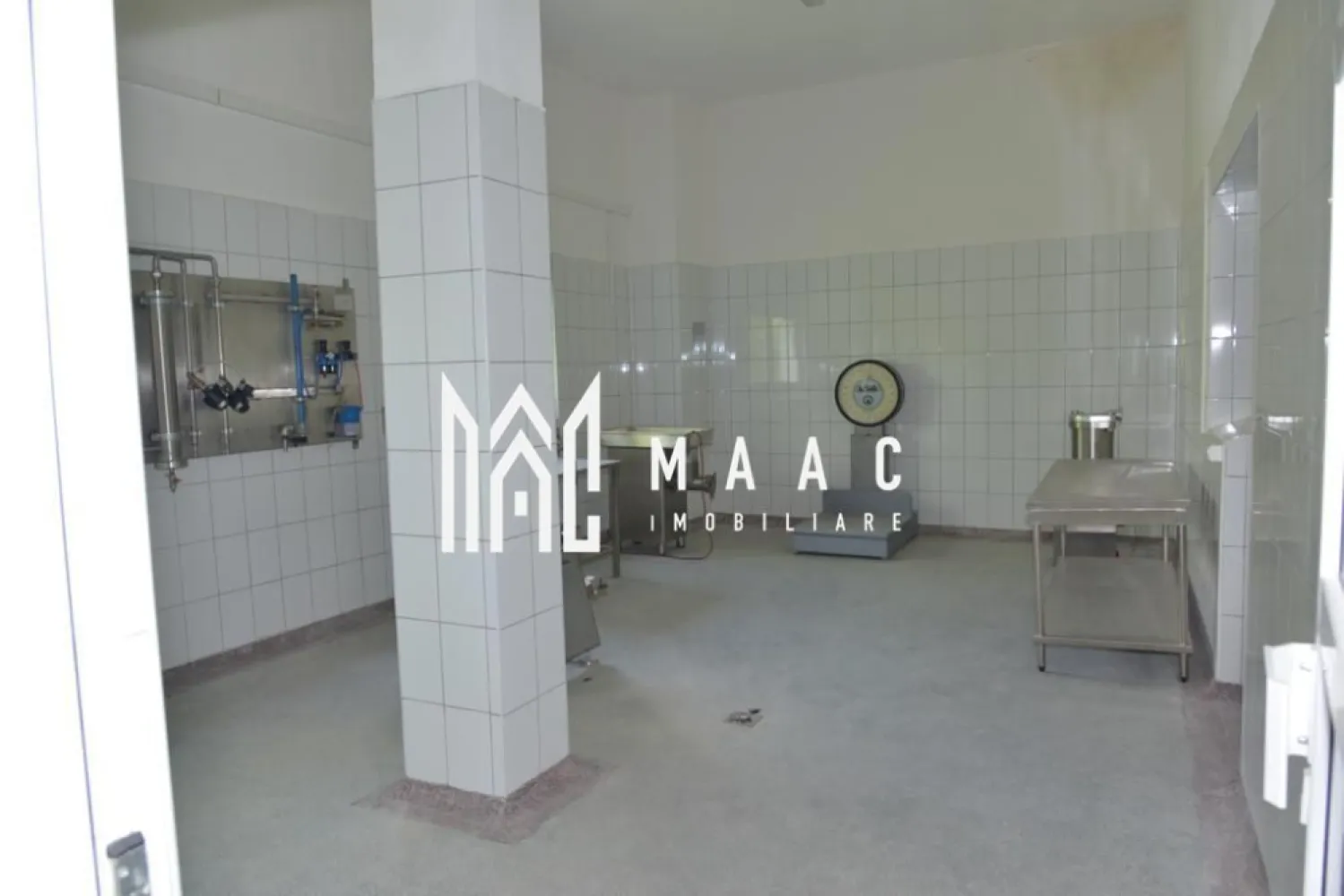 Cladire | Spatiu Industrial | de vanzare Judetul Sibiu - Agentia Imobiliara Maac va propune spre vanzare cladire pretabila pentru diverse activitati comericala compusa din D+P+E+M situata in Judetul Sibiu.

Imobilul dispune de o suprafață utilă de aproximativ 2000 mp, distribuită pe 4 niveluri, oferind un spațiu generos și flexibil, adaptabil unei game variate de activități: producție, depozitare, logistică, showroom sau spații comerciale.

Unul dintre principalele avantaje ale proprietății este posibilitatea de compartimentare și configurare în funcție de cerințele viitorului proprietar sau ale activității desfășurate.

Clădirea are un istoric solid, în trecut funcționând ca fabrică de producție lactate, fiind astfel potrivită inclusiv pentru activități din domeniul alimentar sau industrial.

Datorită structurii și suprafeței generoase, proprietatea reprezintă o oportunitate excelentă de investiție, oferind multiple posibilități de dezvoltare și adaptare în funcție de nevoile specifice ale afacerii.

Pentru mai multe detalii CP2996734 la telefon