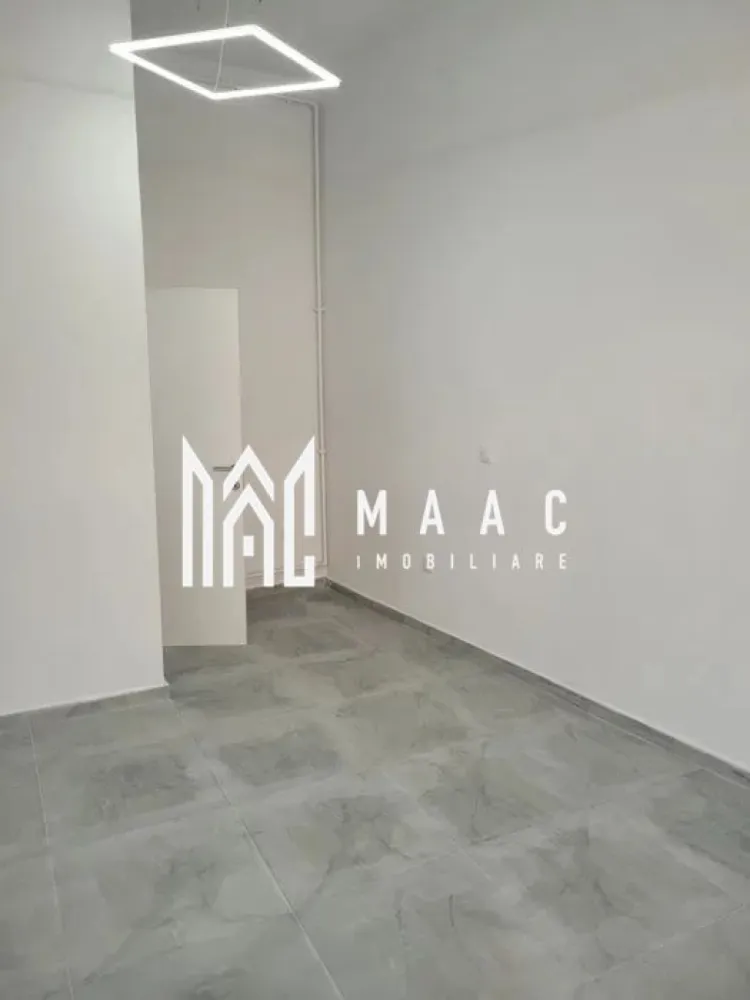 Spatiu comercial | Vitrină | 17 MPU | Orașul de Jos - MAAC Imobiliare vă propune spre vânzare un spațiu comercial cu o poziționare strategică direct la stradă.
 Amplasarea este definită de un trafic intens, oferind o expunere directă și constantă în fața trecătorilor, ceea ce reprezintă un avantaj competitiv pentru orice activitate care depinde de vizibilitate stradală.

Proprietatea are o suprafață utilă de 17 mp și include un grup sanitar propriu. 

Având dimensiuni compacte, spațiul este strict destinat unei afaceri de mici dimensiuni, fiind ideal pentru un punct de lucru care necesită eficiență maximă într-o zonă circulată a orașului. 

Este o soluție practică pentru activități de tip retail de mici dimensiuni, servicii sau birou de contact, unde proximitatea față de fluxul pietonal și auto este esențială.

Locația permite accesul rapid și facil, fiind ușor de reperat în peisajul urban al zonei Orașul de Jos a Sibiului.

Condiții închiriere:
-garanție în cuantumul unei chirii lunare.

 Proprietatea se pretează pentru antreprenorii care caută un spațiu mic, dar cu impact vizual mare datorită deschiderii la stradă, vitrinei și tranzitului ridicat din zonă.

Pentru programarea unei vizionări sau mai multe detalii ,contactați-ne specificând codul proprietății de identificare ID: CP2815211.