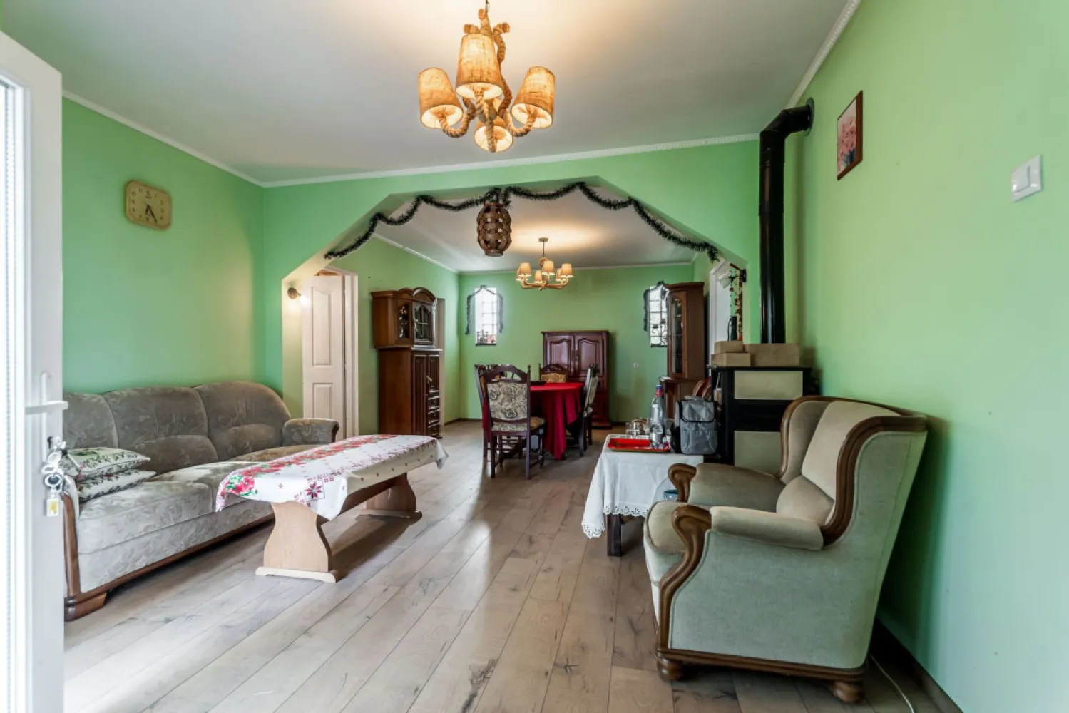 Casă finisată + casă în construcție, la același preț! - 🏡 O proprietate, două construcții, nenumărate posibilități – Seleuș, Arad
Imaginează-ți o proprietate în care te poți muta chiar de mâine, fără investiții suplimentare, dar care îți oferă în același timp șansa de a crea încă o locuință exact așa cum îți dorești. 🔑✨
Prima construcție este o casă finisată, gata pentru locuire imediată, cu 82 mp utili, compartimentată practic:
✔️ 3 camere
✔️ bucătărie mobilată
✔️ baie utilată
✔️ apă și curent
✔️ aer condiționat
✔️ Garaj pentru 3 mașini 🚗🚗🚗
✔️ Teren generos de peste 700 mp

A doua construcție este la roșu, cu parter construit și 98 mp utili, având autorizație pentru regim de înălțime P+E – spațiul perfect pentru a-l transforma după propriile cerințe și așteptări.

💰 Preț: 65.000 € negociabil
✅ Comision 0% pentru cumpărător!

📞 Sună acum pentru o vizionare!
Mihai Bica – Consultant imobiliar
0742543526