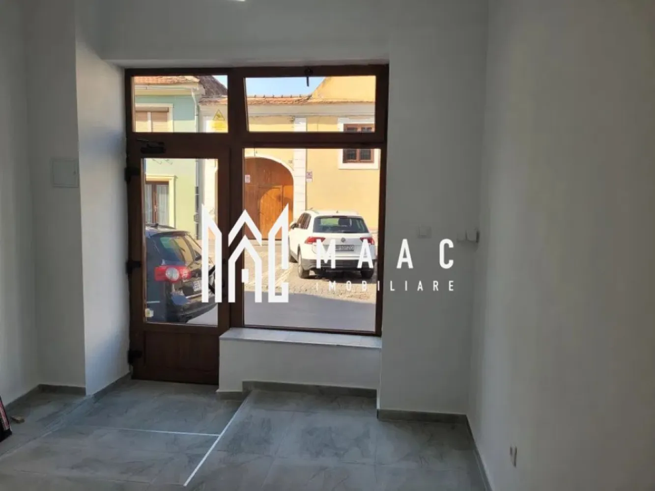 Spatiu comercial | Vitrină | 17 MPU | Orașul de Jos - MAAC Imobiliare vă propune spre vânzare un spațiu comercial cu o poziționare strategică direct la stradă.
 Amplasarea este definită de un trafic intens, oferind o expunere directă și constantă în fața trecătorilor, ceea ce reprezintă un avantaj competitiv pentru orice activitate care depinde de vizibilitate stradală.

Proprietatea are o suprafață utilă de 17 mp și include un grup sanitar propriu. 

Având dimensiuni compacte, spațiul este strict destinat unei afaceri de mici dimensiuni, fiind ideal pentru un punct de lucru care necesită eficiență maximă într-o zonă circulată a orașului. 

Este o soluție practică pentru activități de tip retail de mici dimensiuni, servicii sau birou de contact, unde proximitatea față de fluxul pietonal și auto este esențială.

Locația permite accesul rapid și facil, fiind ușor de reperat în peisajul urban al zonei Orașul de Jos a Sibiului.

Condiții închiriere:
-garanție în cuantumul unei chirii lunare.

 Proprietatea se pretează pentru antreprenorii care caută un spațiu mic, dar cu impact vizual mare datorită deschiderii la stradă, vitrinei și tranzitului ridicat din zonă.

Pentru programarea unei vizionări sau mai multe detalii ,contactați-ne specificând codul proprietății de identificare ID: CP2815211.
