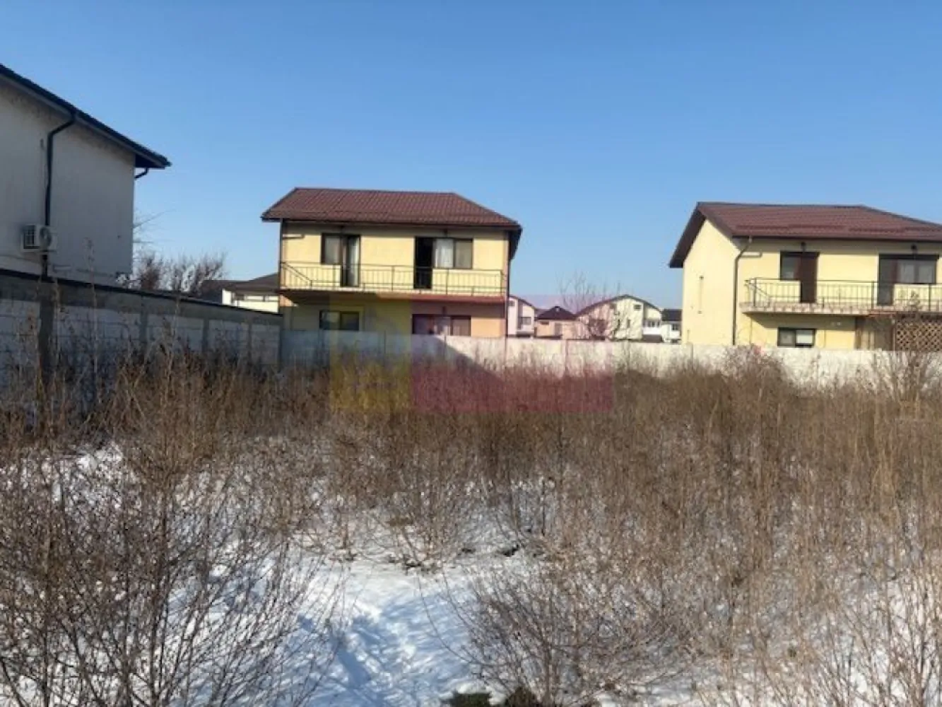 Teren Bragadiru- strada Toamnei. - Compania imobiliara Apulum 94 va propune un teren situat in Bragadiru, strada Toamnei, in apropiere de Prelungirea Ghencea. 
Terenul este situat pe un drum de servitute din strada Toamnei, are o suprafata totala de 355 mp din care 88 mp este cota din drum si raman curati 267 mp. 
Terenul sre forma patrata, avand o deschidere de 16 ml la drum.
Langa teren este curentul si gazul, iar apa si canalul sunt la straa, aproximativ 70 metri.
Zona este in continua dezvoltare, pretabila pentru constructie casa.
Pentru vizionare si mai multe detalii nu ezitati sa ma contactati pe nr 0733683446- Laura Ionescu.