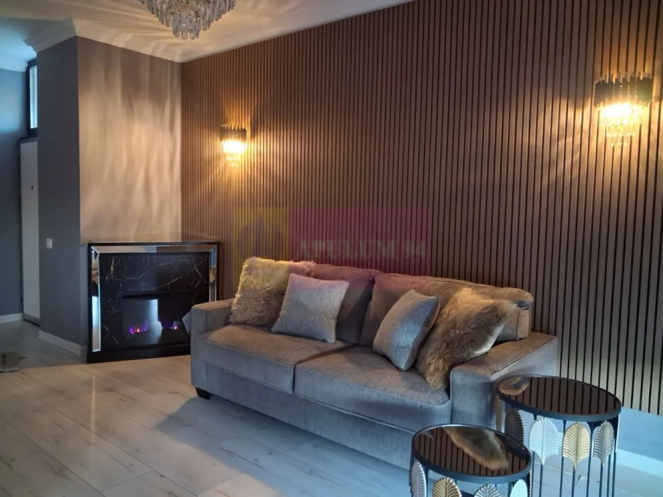 Vila tip duplex Otopeni- 23 August. - Compania imobiliara Apulum 94 va propune spre inchiriere o vila tip duplex situata in Otopeni, pe o strada cu acces din strada 23 August, o strada foarte lata, asfaltata.
Vila este P+1+M, construita in 2021, din beton si caramida, cu placi de beton intre nivele. 
Vila are 3 dormitoare, un living deschis cu bucataria, 3 bai si o terasa de 11 mp la mansarda. 
Este racordata la toate utilitatile, are centrala termica pe gaze, incalzire prin pardoseala, rulouri exterioare peste tot. Este o casa cu geamuri mari si foarte luminoasa.
Este finisata in totalitate- gresie, faianta, parchet, termopan.
Este mobilata in mare parte urmand sa se mobileze si livingul, sa se monteze lampi de luminat, sa se monteze si un aparat de aer conditionat. 
Casa este pretabila atat pentru locuit cat si pentru birouri, este destinata si unei familii cat si unor angajati ai aeroportului. 
Pentru vizionare si mai multe detalii nu ezitati sa ma contactati pe nr 0733683446- Laura Ionescu.