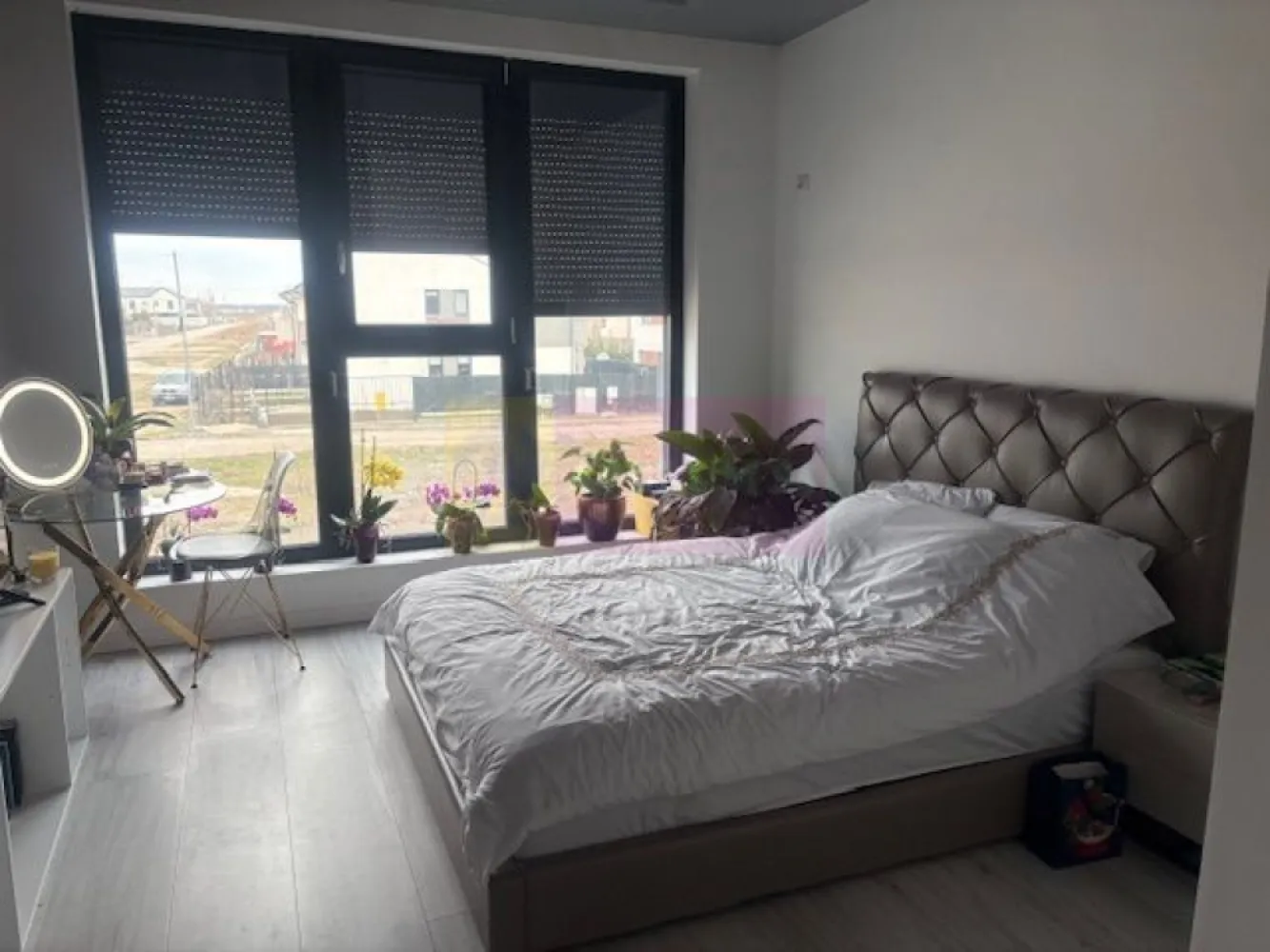 Vila tip duplex Otopeni- 23 August. - Compania imobiliara Apulum 94 va propune spre inchiriere o vila tip duplex situata in Otopeni, pe o strada cu acces din strada 23 August, o strada foarte lata, asfaltata.
Vila este P+1+M, construita in 2021, din beton si caramida, cu placi de beton intre nivele. 
Vila are 3 dormitoare, un living deschis cu bucataria, 3 bai si o terasa de 11 mp la mansarda. 
Este racordata la toate utilitatile, are centrala termica pe gaze, incalzire prin pardoseala, rulouri exterioare peste tot. Este o casa cu geamuri mari si foarte luminoasa.
Este finisata in totalitate- gresie, faianta, parchet, termopan.
Este mobilata in mare parte urmand sa se mobileze si livingul, sa se monteze lampi de luminat, sa se monteze si un aparat de aer conditionat. 
Casa este pretabila atat pentru locuit cat si pentru birouri, este destinata si unei familii cat si unor angajati ai aeroportului. 
Pentru vizionare si mai multe detalii nu ezitati sa ma contactati pe nr 0733683446- Laura Ionescu.