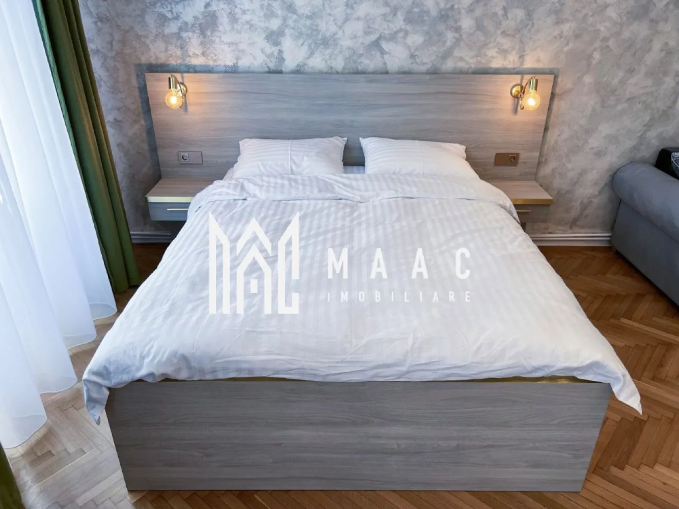 Apartament 91 mpu decomandate zona ultracentrala - Agentia imobiliara Maac va propune spre vanzare apartament cu 3 camere 2 bai 2 bucatarii situat la parter zona Ultracentrala.

Momentan sunt 2 studio-uri decomandate !!!! 

Apartamentul se vinde complet mobilat si utilat :

- 3 camere decomandate
-2 bucatarii complet mobilate si utilate 
- 1 antreu 
- 2 bai cu geam de aerisire 
- situat la parter este pretabil pentru regim hotelier cat si pentru spatiu comercial.
- toate instalatiile sunt schimbate ( canalizare , curent ) iar parchetul este din lemn masiv.

Pentru mai multe detalii specificati CP2996965 la telefon