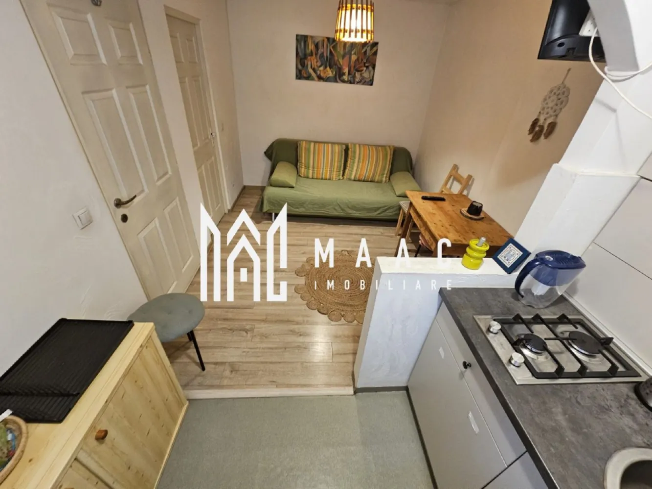 Casa individuala | 140 mp | Central | Afacere la cheie - MAAC Imobiliare vă propune spre vânzare o casă situată în zonă centrală, cu afacere inclusă, reprezentând o oportunitate excelentă de investiție în domeniul închirierilor pe termen scurt sau lung. Proprietatea are o suprafață utilă de 140 mp și este compartimentată în 3 apartamente și un studio la mansardă, toate complet mobilate și utilate, cu finisaje premium.

Imobilul este configurat pentru a permite exploatarea eficientă a spațiului, fiecare unitate locativă fiind amenajată independent, oferind funcționalitate și confort.

Distribuție apartamente:
-Primul apartament: dormitor, chicinetă, living, cămară și baie
-Al doilea apartament: 2 dormitoare, 2 băi, chicinetă și living open-space
-Al treilea apartament: 2 dormitoare, bucătărie, baie și hol
-Studio la mansardă, complet mobilat și utilat

Casa este amplasată într-o zonă exclusivistă, aproape de facilități și de centrul orașului, oferind un echilibru optim între liniște și accesibilitate. Poziționarea centrală și compartimentarea în mai multe unități locative transformă această proprietate într-o investiție atractivă, cu potențial de randament.

Pentru mai multe detalii precizați telefonic că ați văzut anunțul cu CP2290309.