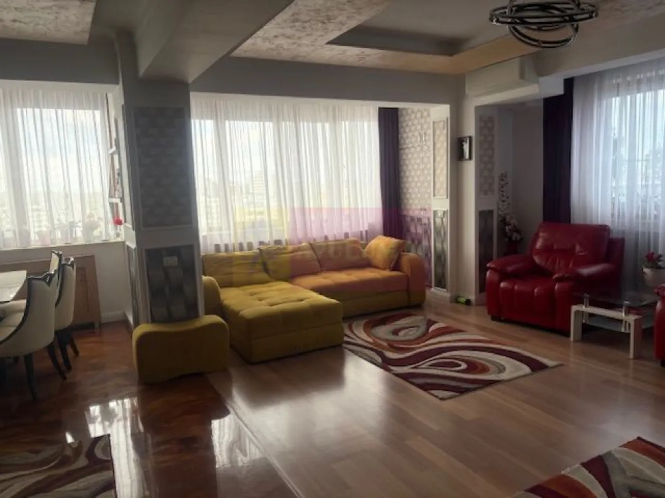 APARTAMENT PENTHOUSE TITAN CU INTIMITATEA SI CONFORTUL UNEI CASE! - Compania imobiliara Apulum94 va propune spre vanzare un pethouse in zona Titan- Baba Novac, in apropiere de Parcul Ior.
Proprietatea se afla la ultimul etaj- etajul 11 si este o oaza de liniste in mijlocul orasului, ce te deconecteaza de la zgomotul orasului.
Apartamentul dispune de lift ce urca direct in apartament, cu acordul proprietarului.
Imobilul este dat in folosinta in 2008 si este de beton si caramida , izolat pe exterior, cu pereti grosi si foarte solid.
Compartimentarea interioara este foarte bine gandita, si anume unul din dormitoare este cu baie, fiind folosit ca o garsoniera separata. Restul apartamentului are camere foarte generoase si anume un dormitor de 27 mp, un altul de 20 mp, iar livingul cu bucataria au 44 mp impreuna.
Finisajele sunt la un nivel ridicat, cu parchet din lemn masiv, vopsea stucco, 4 aparate de aer conditionat, tevile catre calorifere trec prin pardoseala, 2 centrale termice.
Proprietatea dispune de o terasa superba de 300 mp, care inconjoara tot apartamentul. Aceasta terasa este impartita si anume: o parte este acoperita folosita ca o terasa cu TV ,zona pentru gratar , o alta parte acoperita unde este o sauna si un spatiu destinat animalelor de companie, o zona cu sezlonguri plaja, o zona cu o anexa pentru depozitare, zona ce vegetatie si o zona deschisa pentru relaxare.
Proprietatea se vinde mobilata si utilata in totalitate.
Apartamentul are in proprietate si o boxa de 10 mp la subsol si un garaj subteran.
Zona este foarte usor accesibila, langa parc, piata, hypermarket, metrou.
DACA DORITI SA LOCUITI INTR-UN APARTAMENT IN BUCURETI SI SA AVETI INTIMITATEA UNEI CASE, NU EZITATI SA MA CONTACTATI PE NR 0733683446- LAURA IONESCU.