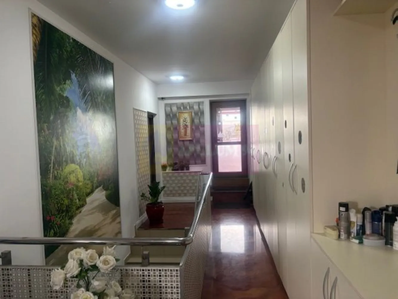 APARTAMENT PENTHOUSE TITAN CU INTIMITATEA SI CONFORTUL UNEI CASE! - Compania imobiliara Apulum94 va propune spre vanzare un pethouse in zona Titan- Baba Novac, in apropiere de Parcul Ior.
Proprietatea se afla la ultimul etaj- etajul 11 si este o oaza de liniste in mijlocul orasului, ce te deconecteaza de la zgomotul orasului.
Apartamentul dispune de lift ce urca direct in apartament, cu acordul proprietarului.
Imobilul este dat in folosinta in 2008 si este de beton si caramida , izolat pe exterior, cu pereti grosi si foarte solid.
Compartimentarea interioara este foarte bine gandita, si anume unul din dormitoare este cu baie, fiind folosit ca o garsoniera separata. Restul apartamentului are camere foarte generoase si anume un dormitor de 27 mp, un altul de 20 mp, iar livingul cu bucataria au 44 mp impreuna.
Finisajele sunt la un nivel ridicat, cu parchet din lemn masiv, vopsea stucco, 4 aparate de aer conditionat, tevile catre calorifere trec prin pardoseala, 2 centrale termice.
Proprietatea dispune de o terasa superba de 300 mp, care inconjoara tot apartamentul. Aceasta terasa este impartita si anume: o parte este acoperita folosita ca o terasa cu TV ,zona pentru gratar , o alta parte acoperita unde este o sauna si un spatiu destinat animalelor de companie, o zona cu sezlonguri plaja, o zona cu o anexa pentru depozitare, zona ce vegetatie si o zona deschisa pentru relaxare.
Proprietatea se vinde mobilata si utilata in totalitate.
Apartamentul are in proprietate si o boxa de 10 mp la subsol si un garaj subteran.
Zona este foarte usor accesibila, langa parc, piata, hypermarket, metrou.
DACA DORITI SA LOCUITI INTR-UN APARTAMENT IN BUCURETI SI SA AVETI INTIMITATEA UNEI CASE, NU EZITATI SA MA CONTACTATI PE NR 0733683446- LAURA IONESCU.