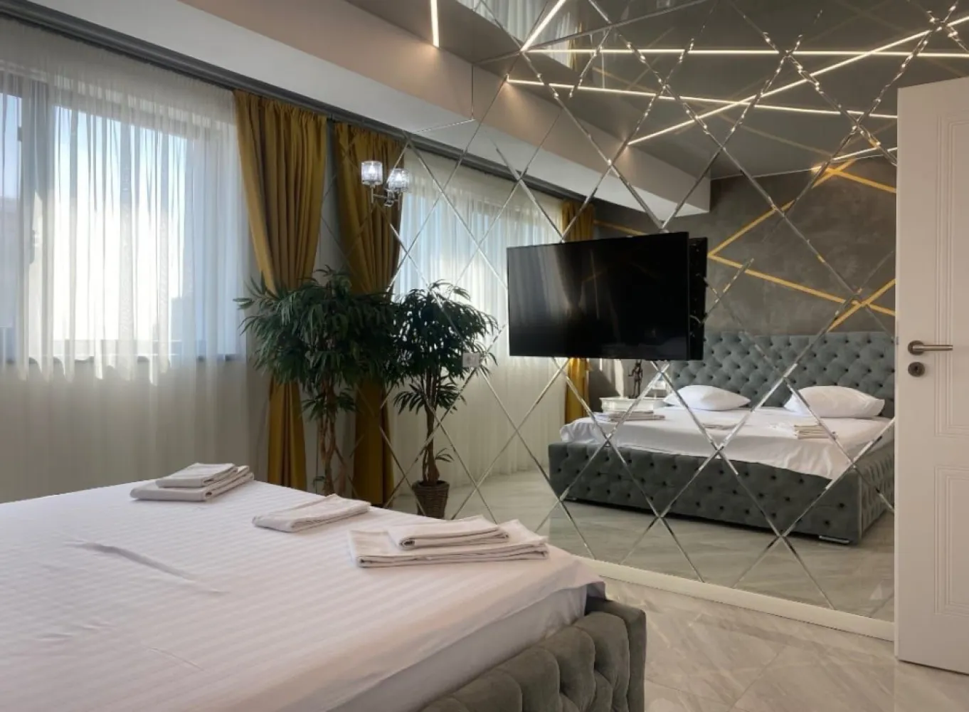 Apartament de vânzare, Central Park – 2 camere, 61 mp, mobilat și utilat - Vă oferim oportunitatea de a achiziționa un apartament modern, situat într-un imobil nou dat în folosință în 2022, în complexul Central Park.
Detalii apartament:
Suprafață totală: 61 mp
Compartimentare: dormitor matrimonial, living + bucătărie, hol, baie cu cadă
Etaj: 5 din 8
Mobilat și utilat complet, stil premium
Dotări de top: încălzire în pardoseală, aer condiționat, centrală termică, internet
Facilități și locație:
Loc de parcare în curtea complexului, supravegheat video și pază 24/7
Zona foarte bună, în vecinătate cu Lidl, Penny, Școala nr. 12, Biserica Sf. Mina, mijloace de transport în comun
La doar 5 minute cu mașina de Faleza Dunării
Oportunitate de investiție:
Ideal atât pentru locuit, cât și pentru generarea de venituri din închiriere.
Preț de vânzare: 125.000 euro
Pentru mai multe informații, contactați-ne la telefon: 0746.252.252 – Liliana Ene, consilier imobiliar Mag Invest.