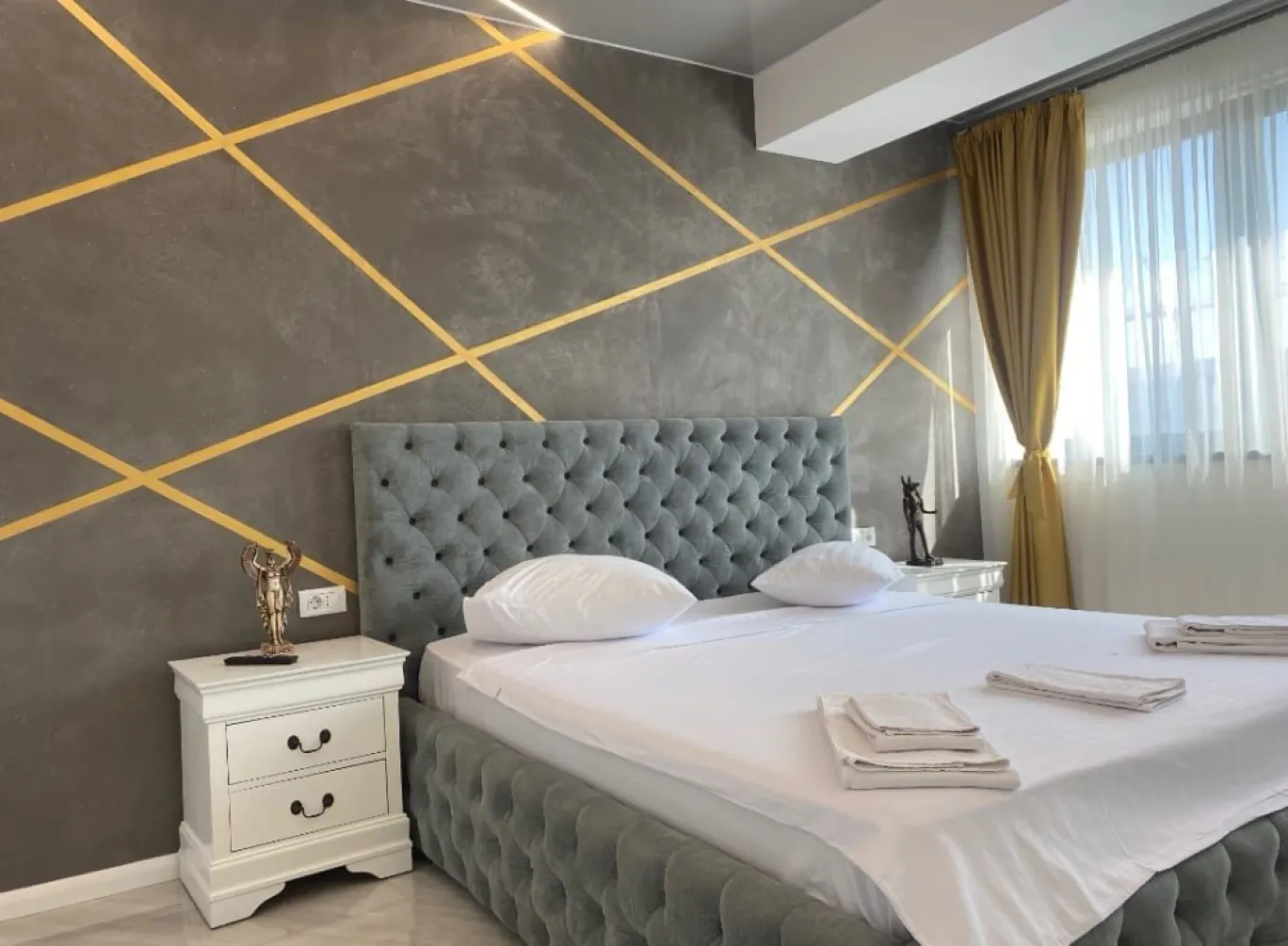 Apartament de vânzare, Central Park – 2 camere, 61 mp, mobilat și utilat - Vă oferim oportunitatea de a achiziționa un apartament modern, situat într-un imobil nou dat în folosință în 2022, în complexul Central Park.
Detalii apartament:
Suprafață totală: 61 mp
Compartimentare: dormitor matrimonial, living + bucătărie, hol, baie cu cadă
Etaj: 5 din 8
Mobilat și utilat complet, stil premium
Dotări de top: încălzire în pardoseală, aer condiționat, centrală termică, internet
Facilități și locație:
Loc de parcare în curtea complexului, supravegheat video și pază 24/7
Zona foarte bună, în vecinătate cu Lidl, Penny, Școala nr. 12, Biserica Sf. Mina, mijloace de transport în comun
La doar 5 minute cu mașina de Faleza Dunării
Oportunitate de investiție:
Ideal atât pentru locuit, cât și pentru generarea de venituri din închiriere.
Preț de vânzare: 125.000 euro
Pentru mai multe informații, contactați-ne la telefon: 0746.252.252 – Liliana Ene, consilier imobiliar Mag Invest.