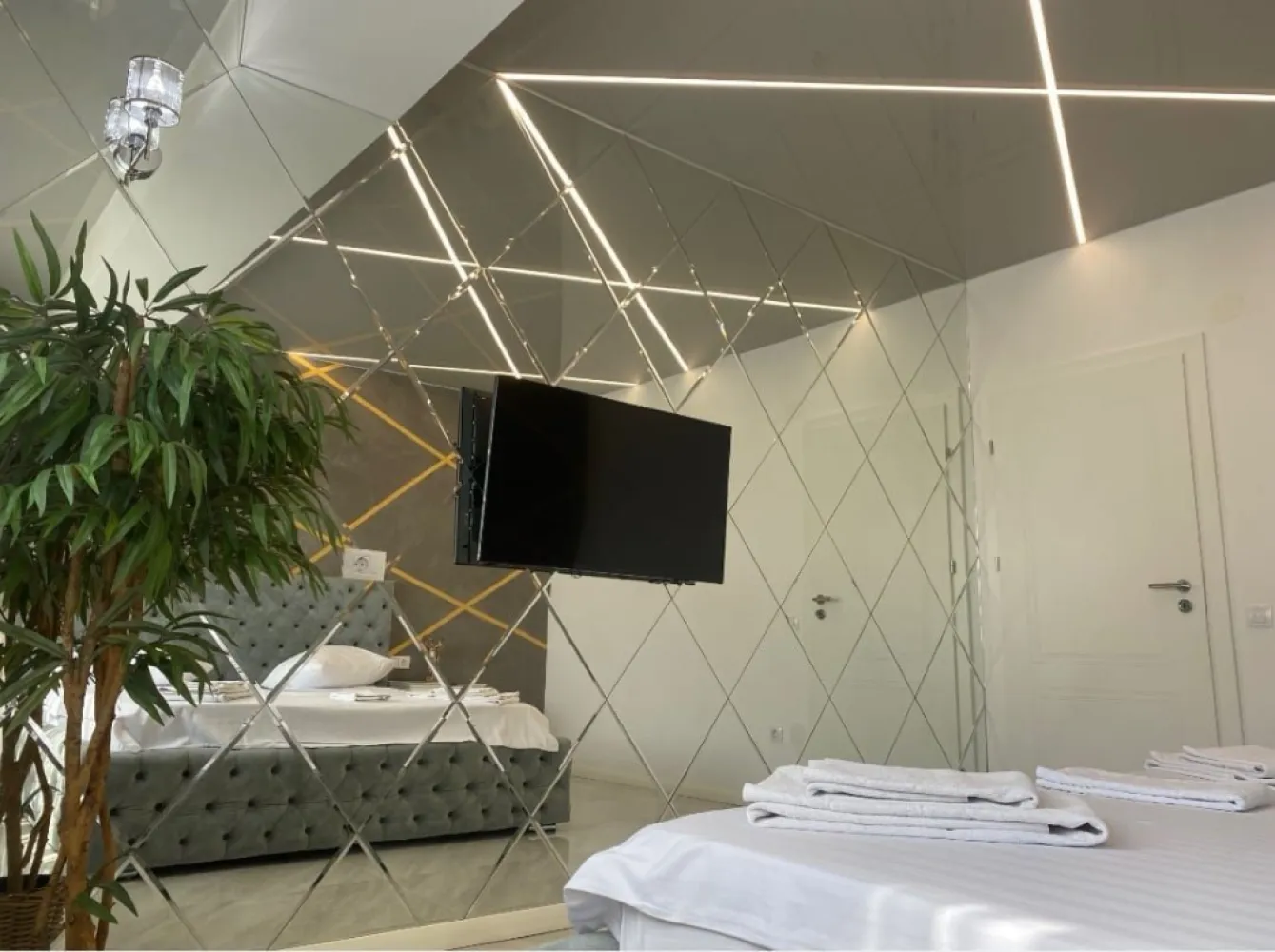 Apartament de vânzare, Central Park – 2 camere, 61 mp, mobilat și utilat - Vă oferim oportunitatea de a achiziționa un apartament modern, situat într-un imobil nou dat în folosință în 2022, în complexul Central Park.
Detalii apartament:
Suprafață totală: 61 mp
Compartimentare: dormitor matrimonial, living + bucătărie, hol, baie cu cadă
Etaj: 5 din 8
Mobilat și utilat complet, stil premium
Dotări de top: încălzire în pardoseală, aer condiționat, centrală termică, internet
Facilități și locație:
Loc de parcare în curtea complexului, supravegheat video și pază 24/7
Zona foarte bună, în vecinătate cu Lidl, Penny, Școala nr. 12, Biserica Sf. Mina, mijloace de transport în comun
La doar 5 minute cu mașina de Faleza Dunării
Oportunitate de investiție:
Ideal atât pentru locuit, cât și pentru generarea de venituri din închiriere.
Preț de vânzare: 125.000 euro
Pentru mai multe informații, contactați-ne la telefon: 0746.252.252 – Liliana Ene, consilier imobiliar Mag Invest.