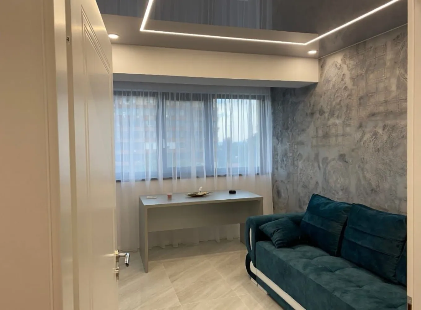 Apartament de vânzare, Central Park – 2 camere, 61 mp, mobilat și utilat - Vă oferim oportunitatea de a achiziționa un apartament modern, situat într-un imobil nou dat în folosință în 2022, în complexul Central Park.
Detalii apartament:
Suprafață totală: 61 mp
Compartimentare: dormitor matrimonial, living + bucătărie, hol, baie cu cadă
Etaj: 5 din 8
Mobilat și utilat complet, stil premium
Dotări de top: încălzire în pardoseală, aer condiționat, centrală termică, internet
Facilități și locație:
Loc de parcare în curtea complexului, supravegheat video și pază 24/7
Zona foarte bună, în vecinătate cu Lidl, Penny, Școala nr. 12, Biserica Sf. Mina, mijloace de transport în comun
La doar 5 minute cu mașina de Faleza Dunării
Oportunitate de investiție:
Ideal atât pentru locuit, cât și pentru generarea de venituri din închiriere.
Preț de vânzare: 125.000 euro
Pentru mai multe informații, contactați-ne la telefon: 0746.252.252 – Liliana Ene, consilier imobiliar Mag Invest.