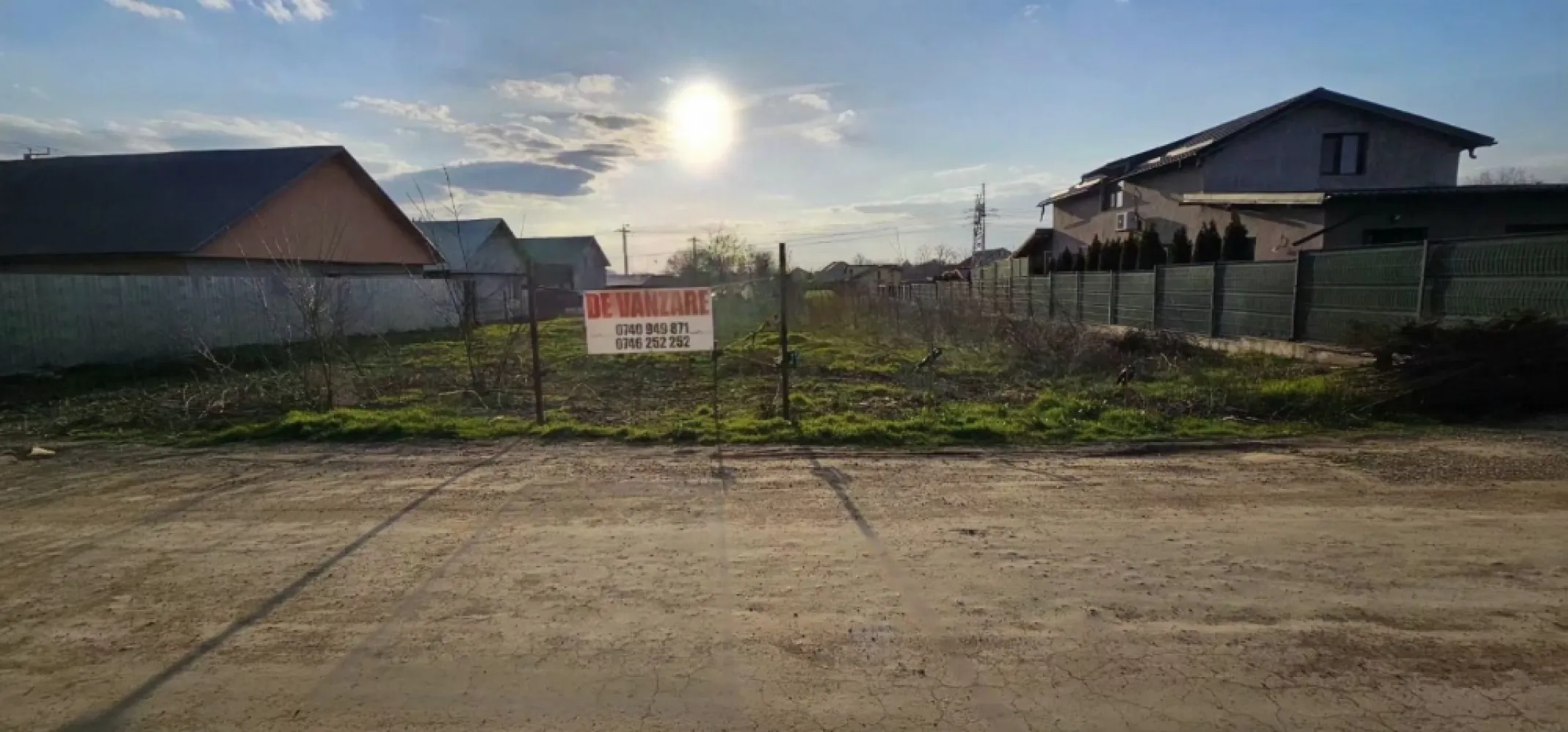 Teren intravilan Vanatori, 705 m.p. - Se oferă spre vânzare un teren intravilan situat în Comuna Vânători, județul Galați, la doar 10 km de oraș. Terenul are o suprafață de 705 mp și se află pe strada Crinului, o stradă asfaltată, cu utilitățile la limita proprietății, fiind pregătit pentru construcții. 
Deschiderea terenului este de 15 ml, fiind liber de construcții, ceea ce facilitează dezvoltarea proiectului dorit.
Situația juridică este clară, iar actele sunt pregătite pentru vânzare, simplificând procesul de tranzacție. 

Prețul de tranzacționare este de 54 euro/mp, negociabil. 
Comisionul agenției este de 2% plus TVA.

Această ofertă este în exclusivitate în portofoliul Mag Invest! Pentru mai multe informații sau pentru programarea unei vizionări, vă rugăm să contactați pe Marian Ene, consilier imobiliar Mag Invest, la telefon 0740.949.871.