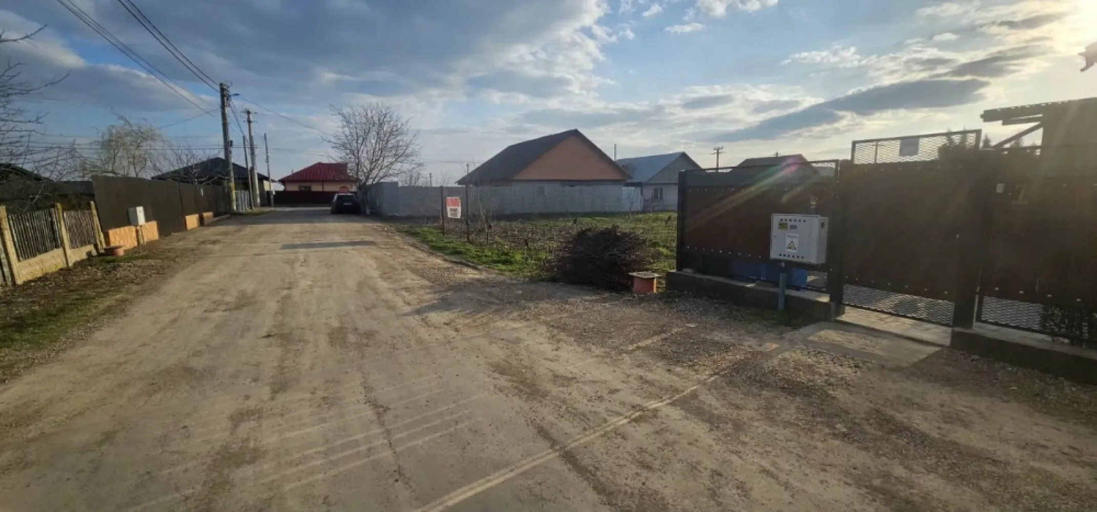 Teren intravilan Vanatori, 705 m.p. - Se oferă spre vânzare un teren intravilan situat în Comuna Vânători, județul Galați, la doar 10 km de oraș. Terenul are o suprafață de 705 mp și se află pe strada Crinului, o stradă asfaltată, cu utilitățile la limita proprietății, fiind pregătit pentru construcții. 
Deschiderea terenului este de 15 ml, fiind liber de construcții, ceea ce facilitează dezvoltarea proiectului dorit.
Situația juridică este clară, iar actele sunt pregătite pentru vânzare, simplificând procesul de tranzacție. 

Prețul de tranzacționare este de 54 euro/mp, negociabil. 
Comisionul agenției este de 2% plus TVA.

Această ofertă este în exclusivitate în portofoliul Mag Invest! Pentru mai multe informații sau pentru programarea unei vizionări, vă rugăm să contactați pe Marian Ene, consilier imobiliar Mag Invest, la telefon 0740.949.871.