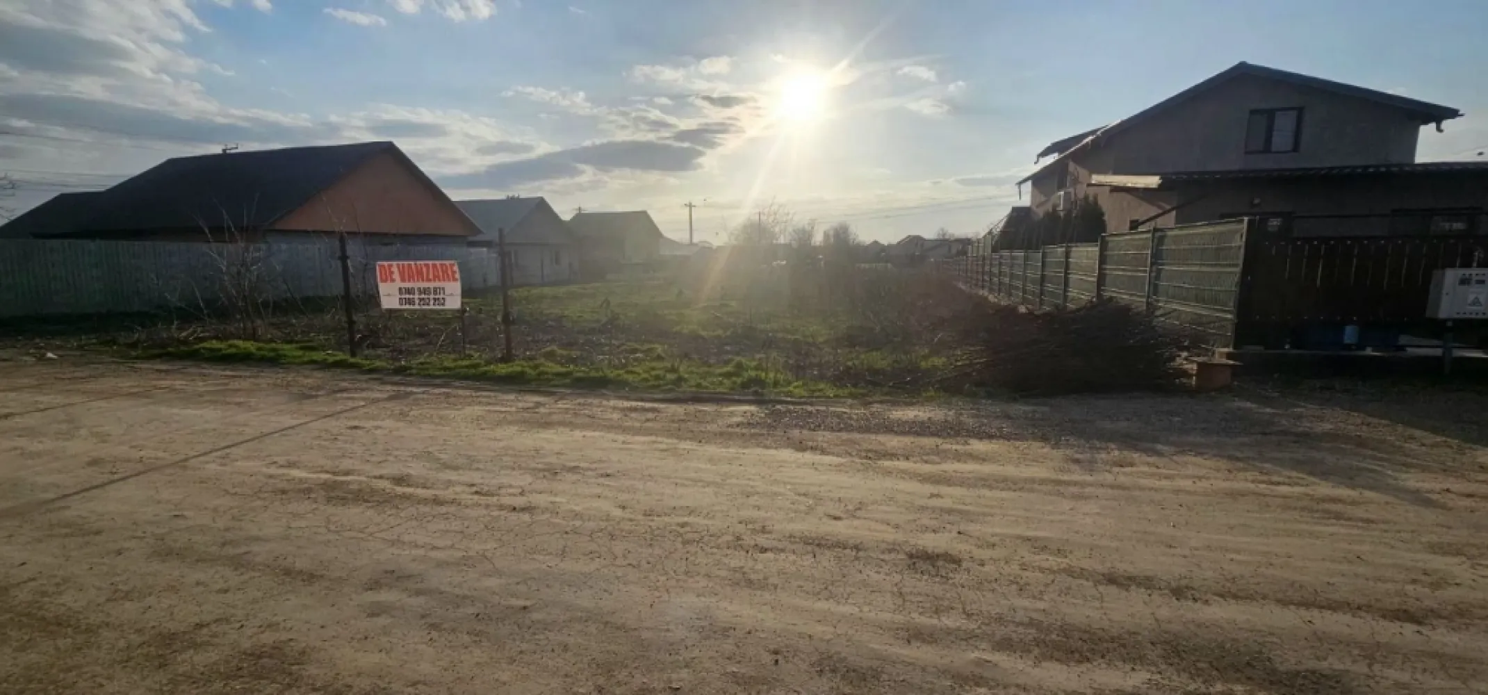 Teren intravilan Vanatori, 705 m.p. - Se oferă spre vânzare un teren intravilan situat în Comuna Vânători, județul Galați, la doar 10 km de oraș. Terenul are o suprafață de 705 mp și se află pe strada Crinului, o stradă asfaltată, cu utilitățile la limita proprietății, fiind pregătit pentru construcții. 
Deschiderea terenului este de 15 ml, fiind liber de construcții, ceea ce facilitează dezvoltarea proiectului dorit.
Situația juridică este clară, iar actele sunt pregătite pentru vânzare, simplificând procesul de tranzacție. 

Prețul de tranzacționare este de 54 euro/mp, negociabil. 
Comisionul agenției este de 2% plus TVA.

Această ofertă este în exclusivitate în portofoliul Mag Invest! Pentru mai multe informații sau pentru programarea unei vizionări, vă rugăm să contactați pe Marian Ene, consilier imobiliar Mag Invest, la telefon 0740.949.871.