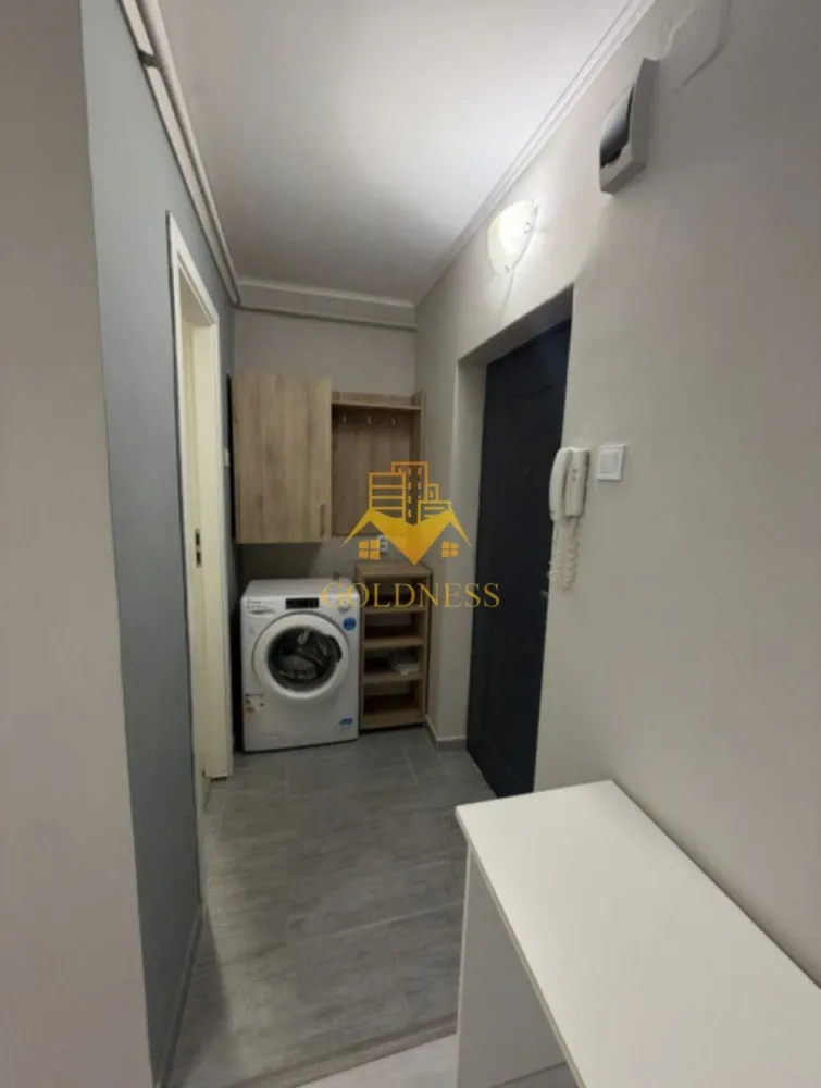 Garsoniera, moderna, Gheorgheni Zona Nicolae Titulescu, Interservisan - GOLDNESS Imobiliare vă propune spre închiriere o garsoniera complet mobilata și utilata, la Parter într-un imobil de 4 etaje, în Cartierul Gheorgheni. Posibilitate de parcare in zona! Se află în apropierea stațiilor de transport în comun, magazine, restaurante, spații verzi, farmacii, etc. Garsoniera este compartimentat astfel: - dormitor cu canapea extensibila, dulap pentru haine, loc de luat masa -bucatarie complet mobilata, utilata - baie cu cabina de dus, calorifer port prosop și dulap pentru depozitare. Imobilul este dotat cu toate cele necesare- centrală proprie, frigider, aragaz, hotă, mașină de spălat haine, etc. Dacă sunteți interesați de acest apartament și doriți să îl vizionați, dar și pentru alte oferte nu ezitați să ne contactați telefonic sau prin e-mail. Vă stăm la dispoziție! Pentru intermediere se percepe un comision de 50% din prețul chiriei!