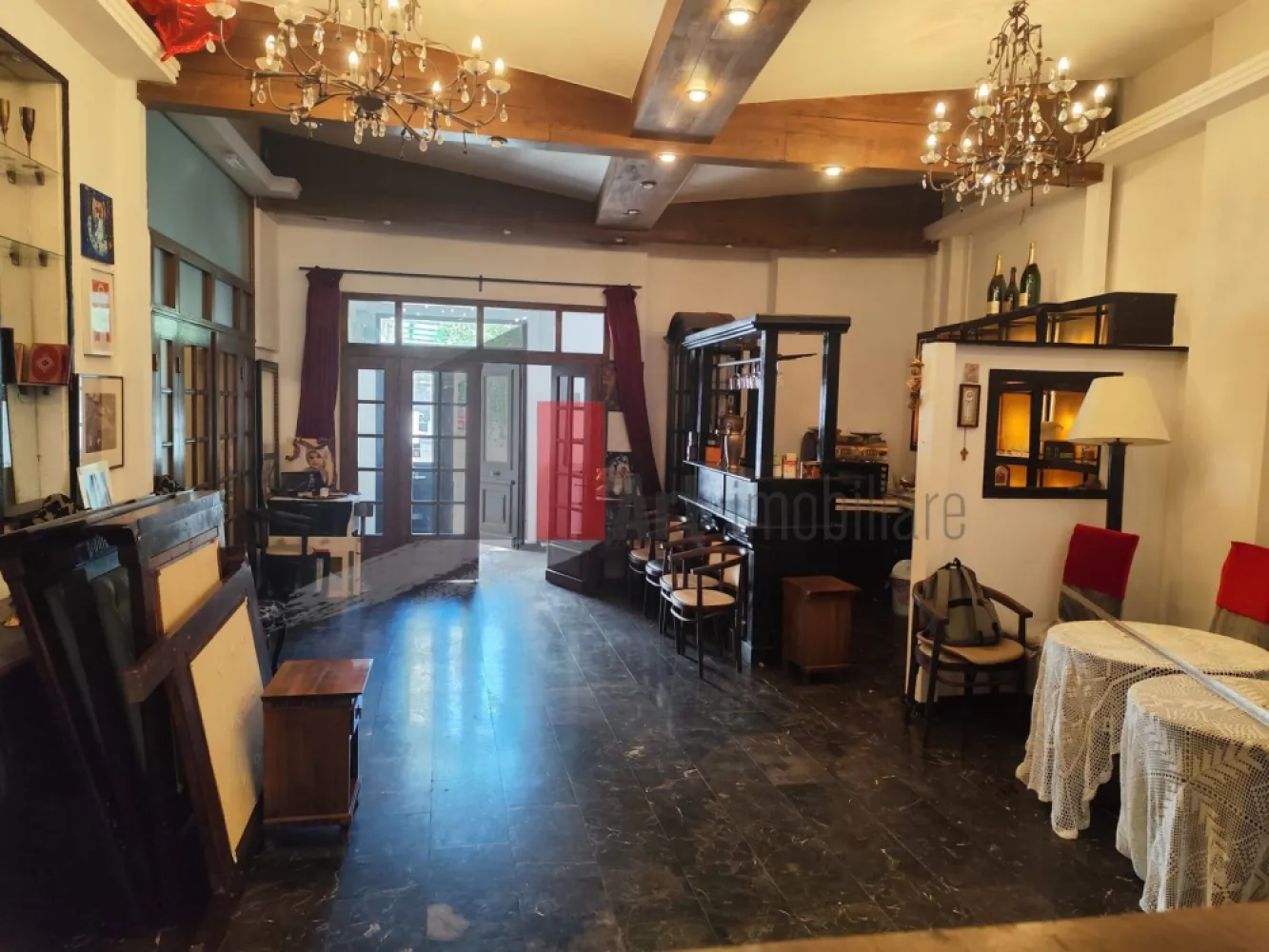 Spatiu comercial de inchiriat in zona Arcul de Triumf/Kiseleff - SPAȚIU HORECA COMPLET ECHIPAT | HERĂSTRĂU – KISELEFF – ARCUL DE TRIUMF | TERASĂ 50 MP | PÂNĂ LA 3 INTRĂRI | 2.200 EURO

Vă propunem spre închiriere un spațiu HoReCa complet echipat și mobilat, situat într-una dintre cele mai apreciate și consacrate zone pentru restaurante, cafenele și concepte gastronomice din București – Herăstrău, Kiseleff, Arcul de Triumf.

Poziționat în incinta Hotelului Arc de Triomphe, spațiul beneficiază de o amplasare excelentă, într-o zonă cu trafic constant, putere mare de cumpărare și o clientelă formată din rezidenți ai zonei, turiști, oameni de afaceri și angajați ai companiilor din nordul Capitalei.

Zona este recunoscută pentru activitățile HoReCa, fiind una dintre cele mai căutate destinații pentru restaurante, cafenele și wine bar-uri din București. În imediata apropiere se află Parcul Herăstrău, Șoseaua Kiseleff, Arcul de Triumf, hoteluri, restaurante consacrate, clădiri de birouri, ambasade și numeroase puncte de interes.

Un avantaj important îl reprezintă poziționarea spațiului. În fața locației funcționează un restaurant coreean cunoscut, care generează trafic constant în zonă. Spațiul nostru este amplasat în partea centrală și din spatele complexului Hotel Arc de Triomphe, beneficiind de terasă proprie și de o atmosferă mai intimă pentru clienți.

Accesul se realizează atât prin aleea laterală situată în partea stângă a hotelului, cât și direct din interiorul hotelului. Proprietatea dispune de până la 3 căi de acces separate, un avantaj major pentru autorizare și pentru desfășurarea activității în condiții optime.

SUPRAFEȚE

Spatiu Parter : 90 mp
Terasă amenajată și mobilată: 50 mp
Bucatarie + depozitare: aproximativ 40 mp
2 grupuri sanitare
Până la 3 intrări separate

SPAȚIUL SE PREDĂ COMPLET MOBILAT ȘI UTILAT

Bucătărie profesională complet echipată:

2 mese reci profesionale
Aragaz profesional cu plită
Convectomat
Frigider profesional din inox
Hotă profesională cu motor
Lavoare profesionale
Spălătoare profesionale
Chiuvete și echipamente auxiliare
Spații de lucru și depozitare

Zona de servire:

Mese și scaune pentru clienți
Mobilier complet
Configurație pregătită pentru operare imediată

Zona de bar:

Espressor profesional
Grupuri profesionale pentru cafea
Frigider pentru băuturi
Dotări auxiliare necesare activității zilnice

Terasă complet amenajată:

Mese și scaune incluse
Spațiu pregătit pentru utilizare imediată
Cadru ideal pentru sezonul cald

ALTE AVANTAJE

Contoare separate pentru toate utilitățile
Investiții minime necesare pentru începerea activității
Toate dotările necesare unei operări rapide și eficiente
Spațiu gata de lucru
Zonă premium cu trafic constant
Vizibilitate foarte bună
Locuri de parcare disponibile în imediata apropiere
Acces facil pentru clienți și aprovizionare
Terasă funcțională și spații generoase de depozitare

IDEAL PENTRU
Bistro
Restaurant
Cafea de specialitate
Wine Bar
Braserie
Lounge
Cofetărie artizanală
Patiserie
Gelaterie
Burger Concept
Raspund si pe whats ap