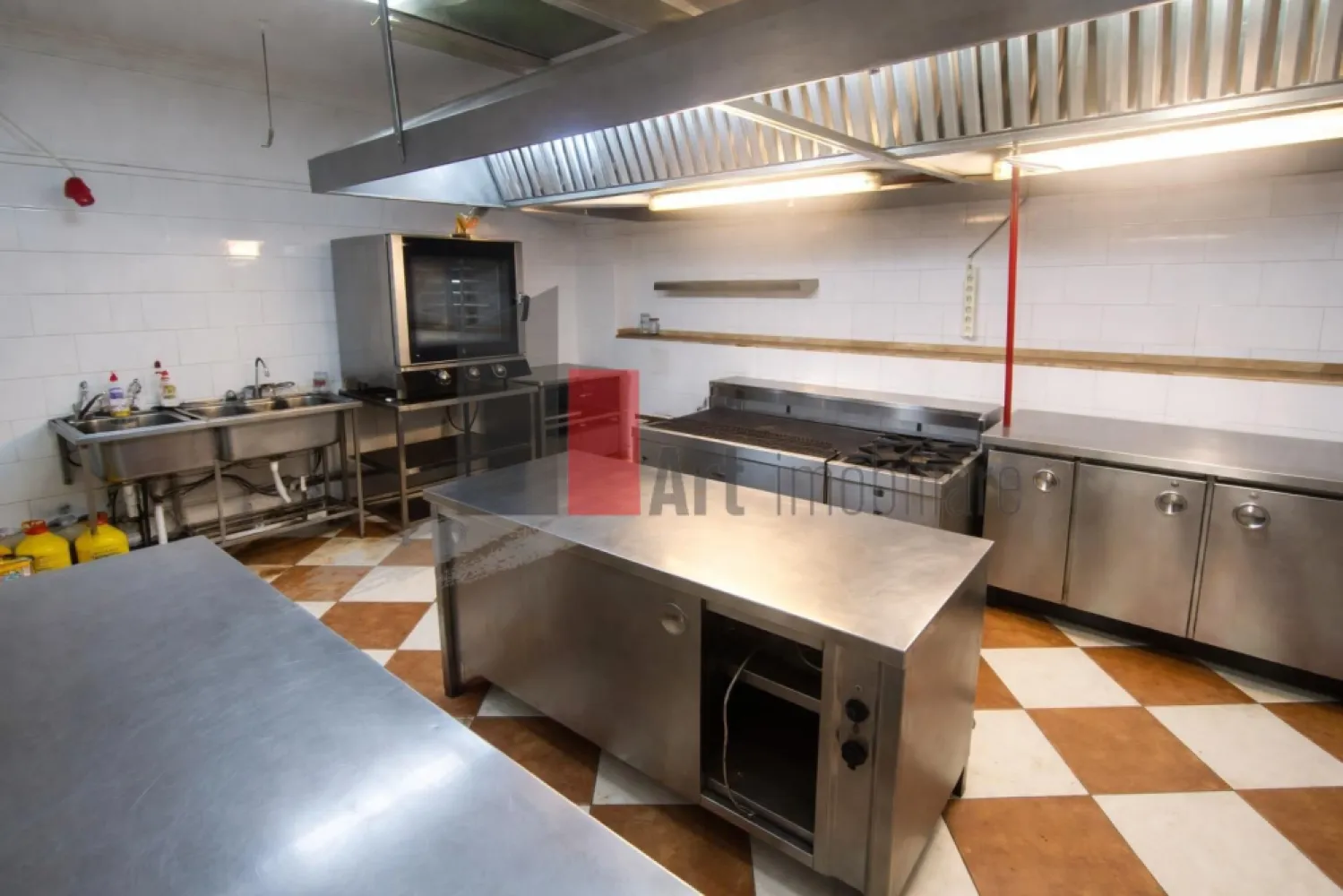 Spatiu comercial de inchiriat in zona Arcul de Triumf/Kiseleff - SPAȚIU HORECA COMPLET ECHIPAT | HERĂSTRĂU – KISELEFF – ARCUL DE TRIUMF | TERASĂ 50 MP | PÂNĂ LA 3 INTRĂRI | 2.200 EURO

Vă propunem spre închiriere un spațiu HoReCa complet echipat și mobilat, situat într-una dintre cele mai apreciate și consacrate zone pentru restaurante, cafenele și concepte gastronomice din București – Herăstrău, Kiseleff, Arcul de Triumf.

Poziționat în incinta Hotelului Arc de Triomphe, spațiul beneficiază de o amplasare excelentă, într-o zonă cu trafic constant, putere mare de cumpărare și o clientelă formată din rezidenți ai zonei, turiști, oameni de afaceri și angajați ai companiilor din nordul Capitalei.

Zona este recunoscută pentru activitățile HoReCa, fiind una dintre cele mai căutate destinații pentru restaurante, cafenele și wine bar-uri din București. În imediata apropiere se află Parcul Herăstrău, Șoseaua Kiseleff, Arcul de Triumf, hoteluri, restaurante consacrate, clădiri de birouri, ambasade și numeroase puncte de interes.

Un avantaj important îl reprezintă poziționarea spațiului. În fața locației funcționează un restaurant coreean cunoscut, care generează trafic constant în zonă. Spațiul nostru este amplasat în partea centrală și din spatele complexului Hotel Arc de Triomphe, beneficiind de terasă proprie și de o atmosferă mai intimă pentru clienți.

Accesul se realizează atât prin aleea laterală situată în partea stângă a hotelului, cât și direct din interiorul hotelului. Proprietatea dispune de până la 3 căi de acces separate, un avantaj major pentru autorizare și pentru desfășurarea activității în condiții optime.

SUPRAFEȚE

Spatiu Parter : 90 mp
Terasă amenajată și mobilată: 50 mp
Bucatarie + depozitare: aproximativ 40 mp
2 grupuri sanitare
Până la 3 intrări separate

SPAȚIUL SE PREDĂ COMPLET MOBILAT ȘI UTILAT

Bucătărie profesională complet echipată:

2 mese reci profesionale
Aragaz profesional cu plită
Convectomat
Frigider profesional din inox
Hotă profesională cu motor
Lavoare profesionale
Spălătoare profesionale
Chiuvete și echipamente auxiliare
Spații de lucru și depozitare

Zona de servire:

Mese și scaune pentru clienți
Mobilier complet
Configurație pregătită pentru operare imediată

Zona de bar:

Espressor profesional
Grupuri profesionale pentru cafea
Frigider pentru băuturi
Dotări auxiliare necesare activității zilnice

Terasă complet amenajată:

Mese și scaune incluse
Spațiu pregătit pentru utilizare imediată
Cadru ideal pentru sezonul cald

ALTE AVANTAJE

Contoare separate pentru toate utilitățile
Investiții minime necesare pentru începerea activității
Toate dotările necesare unei operări rapide și eficiente
Spațiu gata de lucru
Zonă premium cu trafic constant
Vizibilitate foarte bună
Locuri de parcare disponibile în imediata apropiere
Acces facil pentru clienți și aprovizionare
Terasă funcțională și spații generoase de depozitare

IDEAL PENTRU
Bistro
Restaurant
Cafea de specialitate
Wine Bar
Braserie
Lounge
Cofetărie artizanală
Patiserie
Gelaterie
Burger Concept
Raspund si pe whats ap