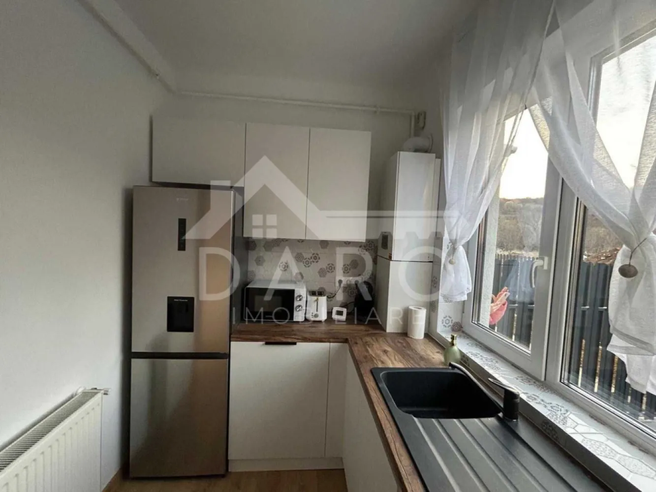 Apartament 2 camere bloc NOU -Livezeni, spital EMIL PALADE,HIPERBARA - 🏡 Apartament de închiriat 2 camere | Bloc NOU | Curte proprie | Livezeni | Prima închiriere | 53 mp 🔥
✨ Descriere:
Se oferă spre închiriere un apartament NOU cu 2 camere, situat în Livezeni, în apropiere de Spitalul Emil Palade / Hiperbara, într-o zonă liniștită și în plină dezvoltare.
👉 Prima închiriere – totul este nou, pregătit pentru primul chiriaș
🏠 Detalii:
• Suprafață utilă: 53 mp
• Compartimentare: decomandat
• Etaj: parter
• Curte proprie 🌿
• Loc de parcare inclus 🚗
🛋️ Compartimentare:
• living
• bucătărie
• dormitor
• baie
• hol

💎 Dotări premium (TOATE NOI):
✔ mobilă modernă, de calitate
✔ mașină de spălat vase
✔ mașină de spălat rufe + uscător
✔ plită electrică
✔ cuptor electric
✔ cuptor cu microunde
✔ frigider
✔ TV
✔ aspirator
🌟 Avantaje:
✔ curte proprie – ideală pentru relaxare
✔ finisaje moderne
✔ baie elegantă
✔ camere luminoase și spațioase
✔ zonă liniștită
💰 Preț: (completezi tu dacă vrei) €/lună
📞 Detalii și vizionări:
Coman Maria – 0749 535 729
🤝 Proprietate promovată prin Daro Imobiliare
🥝 Te gândești să îți cumperi propriul apartament?
Prin Kiwi Finance beneficiezi de:
✔ consultanță GRATUITĂ
✔ oferte de la peste 12 bănci
✔ suport complet până la obținerea creditului
🔥 #hashtaguri:
#inchiriere #livezeni #apartamentnou #primaînchiriere #curteproprie #targumures #imobiliare #daroimobiliare #kiwifinance