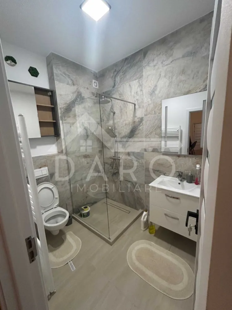 Apartament 2 camere bloc NOU -Livezeni, spital EMIL PALADE,HIPERBARA - 🏡 Apartament de închiriat 2 camere | Bloc NOU | Curte proprie | Livezeni | Prima închiriere | 53 mp 🔥
✨ Descriere:
Se oferă spre închiriere un apartament NOU cu 2 camere, situat în Livezeni, în apropiere de Spitalul Emil Palade / Hiperbara, într-o zonă liniștită și în plină dezvoltare.
👉 Prima închiriere – totul este nou, pregătit pentru primul chiriaș
🏠 Detalii:
• Suprafață utilă: 53 mp
• Compartimentare: decomandat
• Etaj: parter
• Curte proprie 🌿
• Loc de parcare inclus 🚗
🛋️ Compartimentare:
• living
• bucătărie
• dormitor
• baie
• hol

💎 Dotări premium (TOATE NOI):
✔ mobilă modernă, de calitate
✔ mașină de spălat vase
✔ mașină de spălat rufe + uscător
✔ plită electrică
✔ cuptor electric
✔ cuptor cu microunde
✔ frigider
✔ TV
✔ aspirator
🌟 Avantaje:
✔ curte proprie – ideală pentru relaxare
✔ finisaje moderne
✔ baie elegantă
✔ camere luminoase și spațioase
✔ zonă liniștită
💰 Preț: (completezi tu dacă vrei) €/lună
📞 Detalii și vizionări:
Coman Maria – 0749 535 729
🤝 Proprietate promovată prin Daro Imobiliare
🥝 Te gândești să îți cumperi propriul apartament?
Prin Kiwi Finance beneficiezi de:
✔ consultanță GRATUITĂ
✔ oferte de la peste 12 bănci
✔ suport complet până la obținerea creditului
🔥 #hashtaguri:
#inchiriere #livezeni #apartamentnou #primaînchiriere #curteproprie #targumures #imobiliare #daroimobiliare #kiwifinance