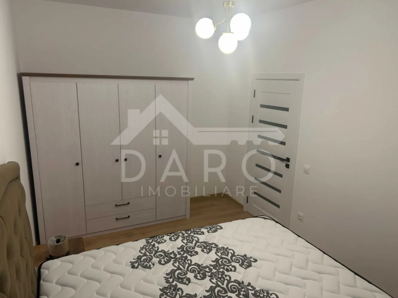 Apartament 2 camere bloc NOU -Livezeni, spital EMIL PALADE,HIPERBARA - 🏡 Apartament de închiriat 2 camere | Bloc NOU | Curte proprie | Livezeni | Prima închiriere | 53 mp 🔥
✨ Descriere:
Se oferă spre închiriere un apartament NOU cu 2 camere, situat în Livezeni, în apropiere de Spitalul Emil Palade / Hiperbara, într-o zonă liniștită și în plină dezvoltare.
👉 Prima închiriere – totul este nou, pregătit pentru primul chiriaș
🏠 Detalii:
• Suprafață utilă: 53 mp
• Compartimentare: decomandat
• Etaj: parter
• Curte proprie 🌿
• Loc de parcare inclus 🚗
🛋️ Compartimentare:
• living
• bucătărie
• dormitor
• baie
• hol

💎 Dotări premium (TOATE NOI):
✔ mobilă modernă, de calitate
✔ mașină de spălat vase
✔ mașină de spălat rufe + uscător
✔ plită electrică
✔ cuptor electric
✔ cuptor cu microunde
✔ frigider
✔ TV
✔ aspirator
🌟 Avantaje:
✔ curte proprie – ideală pentru relaxare
✔ finisaje moderne
✔ baie elegantă
✔ camere luminoase și spațioase
✔ zonă liniștită
💰 Preț: (completezi tu dacă vrei) €/lună
📞 Detalii și vizionări:
Coman Maria – 0749 535 729
🤝 Proprietate promovată prin Daro Imobiliare
🥝 Te gândești să îți cumperi propriul apartament?
Prin Kiwi Finance beneficiezi de:
✔ consultanță GRATUITĂ
✔ oferte de la peste 12 bănci
✔ suport complet până la obținerea creditului
🔥 #hashtaguri:
#inchiriere #livezeni #apartamentnou #primaînchiriere #curteproprie #targumures #imobiliare #daroimobiliare #kiwifinance