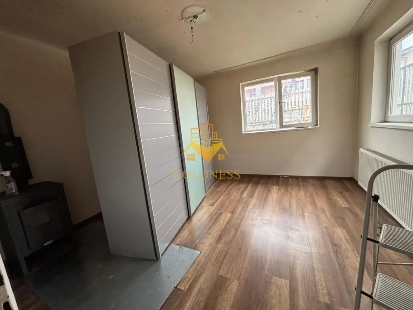 Casă de închiriat, 120 mpu, Rodnei, Someșeni, Aurel Vlaicu, Traian V. - GOLDNESS Imobiliare vă propune spre închiriere o casă cu 4 camere care se pot inchiria împreună sau separat, pe strada Rodnei.

Dispune de loc de parcare!

Se află în apropierea stațiilor de transport în comun, magazine, restaurante, spații verzi, farmacii, etc.
Se pliază pentru o afacere, ex; spălătorie/ curățătoorie, Internet Cafe, birou. Proprietarul acceptă muncitori, livratori, alte naționalități.
Dacă sunteți interesați de acest apartament și doriți să îl vizionați, dar și pentru alte oferte nu ezitați să ne contactați telefonic sau prin e-mail. Vă stăm la dispoziție!

Pentru intermediere se percepe un comision de 50% din prețul chiriei!