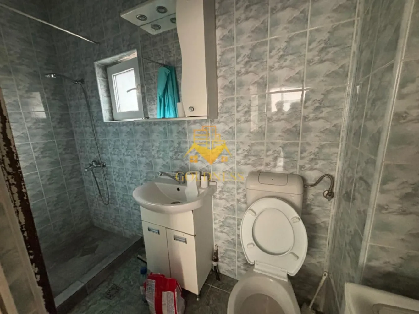 Casă de închiriat, 120 mpu, Rodnei, Someșeni, Aurel Vlaicu, Traian V. - GOLDNESS Imobiliare vă propune spre închiriere o casă cu 4 camere care se pot inchiria împreună sau separat, pe strada Rodnei.

Dispune de loc de parcare!

Se află în apropierea stațiilor de transport în comun, magazine, restaurante, spații verzi, farmacii, etc.
Se pliază pentru o afacere, ex; spălătorie/ curățătoorie, Internet Cafe, birou. Proprietarul acceptă muncitori, livratori, alte naționalități.
Dacă sunteți interesați de acest apartament și doriți să îl vizionați, dar și pentru alte oferte nu ezitați să ne contactați telefonic sau prin e-mail. Vă stăm la dispoziție!

Pentru intermediere se percepe un comision de 50% din prețul chiriei!