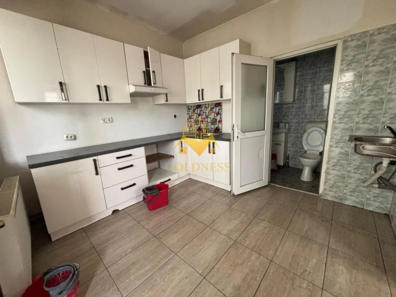 Casă de închiriat, 120 mpu, Rodnei, Someșeni, Aurel Vlaicu, Traian V. - GOLDNESS Imobiliare vă propune spre închiriere o casă cu 4 camere care se pot inchiria împreună sau separat, pe strada Rodnei.

Dispune de loc de parcare!

Se află în apropierea stațiilor de transport în comun, magazine, restaurante, spații verzi, farmacii, etc.
Se pliază pentru o afacere, ex; spălătorie/ curățătoorie, Internet Cafe, birou. Proprietarul acceptă muncitori, livratori, alte naționalități.
Dacă sunteți interesați de acest apartament și doriți să îl vizionați, dar și pentru alte oferte nu ezitați să ne contactați telefonic sau prin e-mail. Vă stăm la dispoziție!

Pentru intermediere se percepe un comision de 50% din prețul chiriei!
