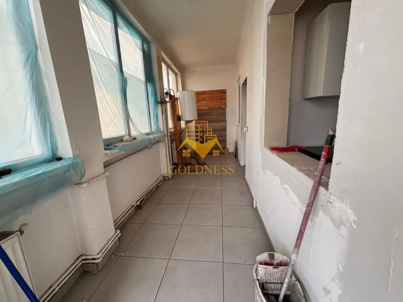 Casă de închiriat, 120 mpu, Rodnei, Someșeni, Aurel Vlaicu, Traian V. - GOLDNESS Imobiliare vă propune spre închiriere o casă cu 4 camere care se pot inchiria împreună sau separat, pe strada Rodnei.

Dispune de loc de parcare!

Se află în apropierea stațiilor de transport în comun, magazine, restaurante, spații verzi, farmacii, etc.
Se pliază pentru o afacere, ex; spălătorie/ curățătoorie, Internet Cafe, birou. Proprietarul acceptă muncitori, livratori, alte naționalități.
Dacă sunteți interesați de acest apartament și doriți să îl vizionați, dar și pentru alte oferte nu ezitați să ne contactați telefonic sau prin e-mail. Vă stăm la dispoziție!

Pentru intermediere se percepe un comision de 50% din prețul chiriei!