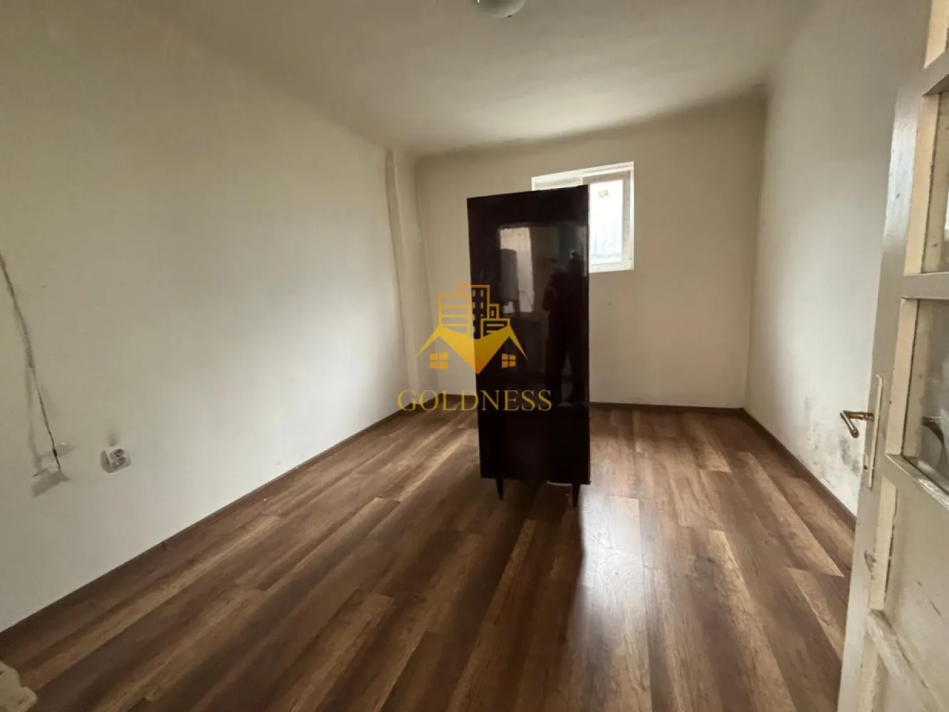 Casă de închiriat, 120 mpu, Rodnei, Someșeni, Aurel Vlaicu, Traian V. - GOLDNESS Imobiliare vă propune spre închiriere o casă cu 4 camere care se pot inchiria împreună sau separat, pe strada Rodnei.

Dispune de loc de parcare!

Se află în apropierea stațiilor de transport în comun, magazine, restaurante, spații verzi, farmacii, etc.
Se pliază pentru o afacere, ex; spălătorie/ curățătoorie, Internet Cafe, birou. Proprietarul acceptă muncitori, livratori, alte naționalități.
Dacă sunteți interesați de acest apartament și doriți să îl vizionați, dar și pentru alte oferte nu ezitați să ne contactați telefonic sau prin e-mail. Vă stăm la dispoziție!

Pentru intermediere se percepe un comision de 50% din prețul chiriei!